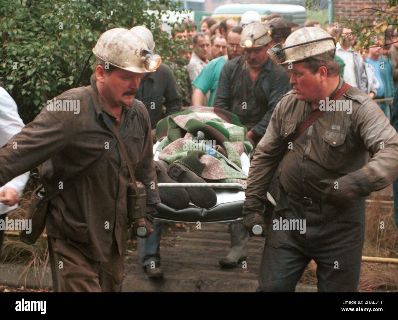 Ruda Œl¹ska, 14.09.1995. Górnicy ratownicy podczas akcji ratowniczej w kopalni 'Nowy Wirek'. (bp/kkk) PAP/Roman Koszowski Stock Photo