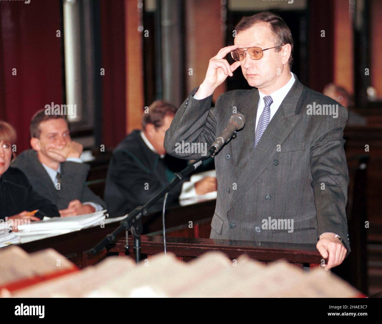 Warszawa, 04.10.1995. Proces zwi¹zany z tzw. w¹tkiem bankowym afery ART-B, w s¹dzie wojewódzkim w Warszawie. N/z jako œwiadek zeznaje wicepremier i minister finansów Grzegorz Ko³odko. (kru) PAP/Adam Urbanek Warsaw, 04.10.1995. Art-B banker trial in the Provincial Court in Warsaw. Pictured: Deputy PM and Minister of Finance Grzegorz Kolodko, testifying as a witness. (kru) PAP/Adam Urbanek Stock Photo