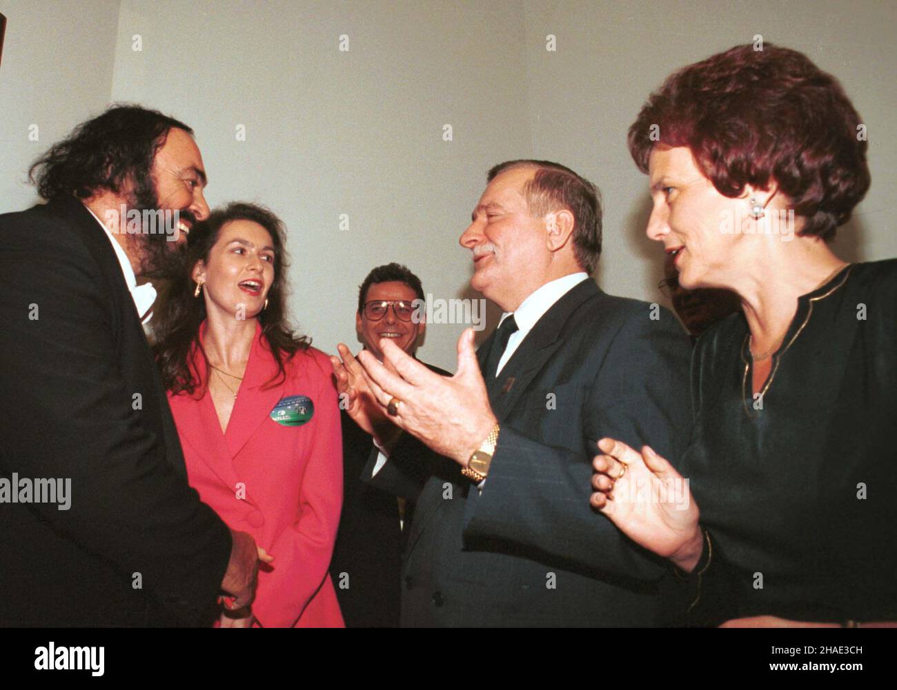 Warszawa, 04.10.1995. Koncert Luciano Pavarottiego w warszawskiej Sali Kongresowej. N/z tenor (L) wita siê z prezydentem Lechem Wa³ês¹ (2P) i jego ma³¿onk¹ Danut¹ (P). (kru) PAP/Maciej B. Brzozowski     Warsaw, 04.10.1995. Tenor Luciano Pavarotti with concert in Warsaw. Pictured: Pavarotti (L) met with Polish President Lech Walesa (2R) and his wife Danuta (R). (kru) PAP/Maciej B. Brzozowski Stock Photo