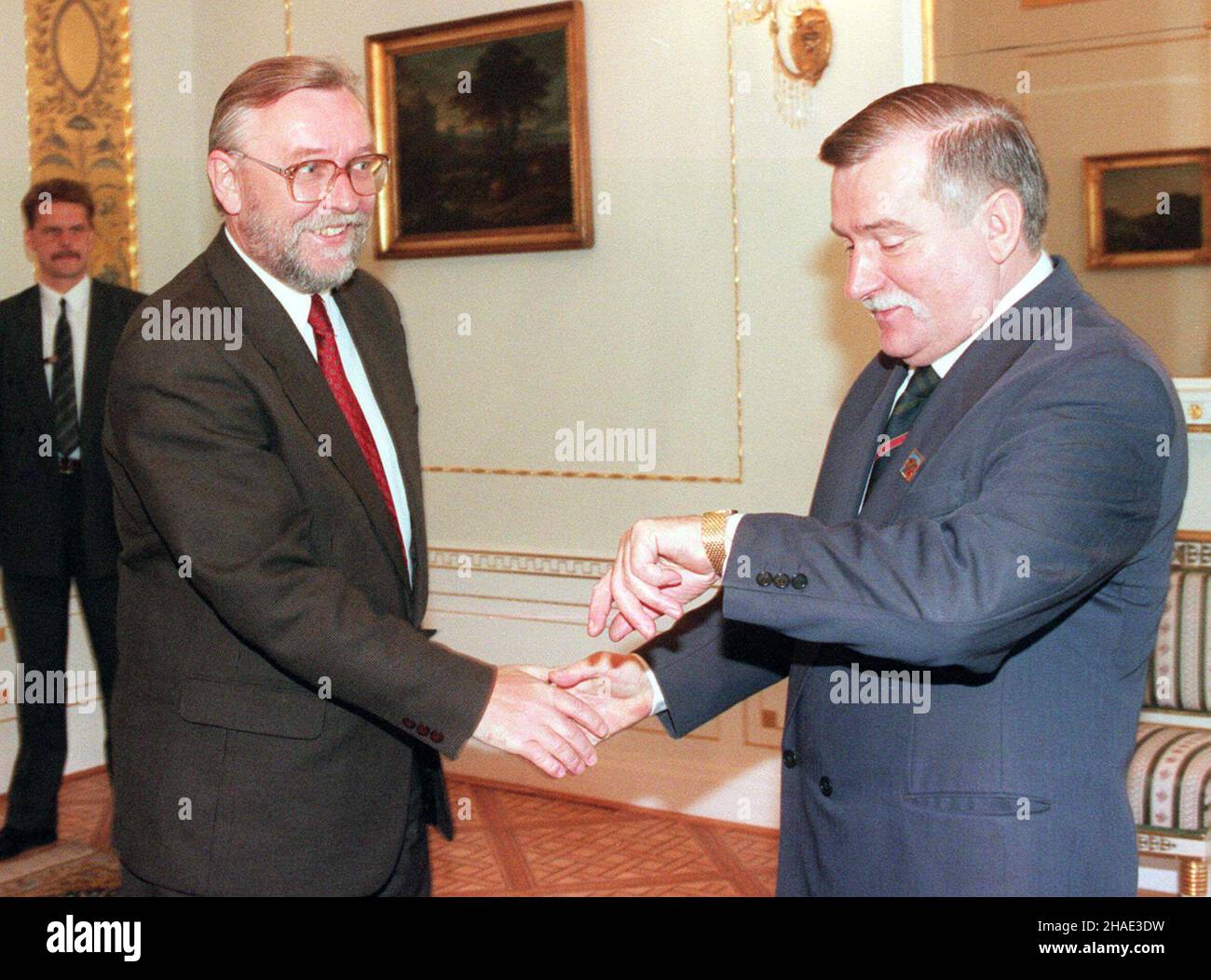 Warszawa, 04.10.1995. Prezydent Lech Wa³êsa (P) spotka³ siê z senatorem Jerzym Stêpniem (L) w Warszawie. (kru) PAP/Maciej B. Brzozowski Warsaw, 04.10.1995. President Lech Walesa (R) and senator Jerzy Stepien, during the meeting in Warsaw. (kru) PAP/Maciej B. Brzozowski Stock Photo