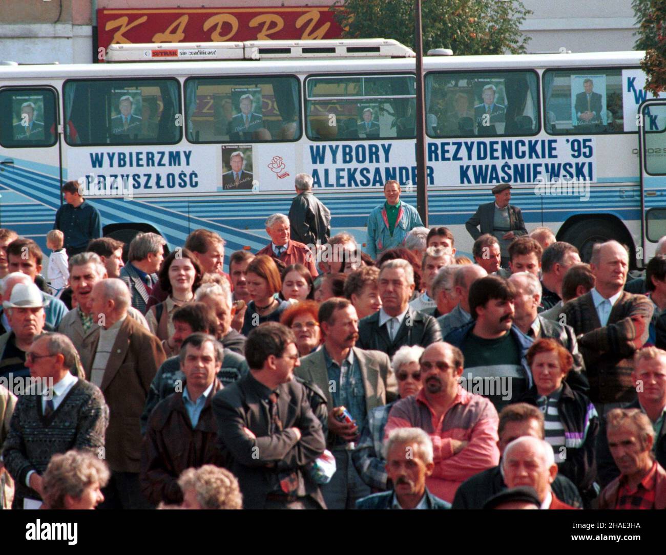 £om¿a, 05.10.1995. Kandydat na prezydenta Aleksander Kwaœniewski, podczas spotkania z mieszkañcami £om¿y. Na zdjêciu autobus wyborczy kandydata. (mr) PAP/Zdzis³aw Lenkiewicz     Lomza, 05.10.1995. Candidate in the Presidential Elections, Aleksander Kwasniewski meeting with citizens of Lomza. Pictured: Kwasniewski's campaign bus. (mr) PAP/Zdzislaw Lenkiewicz Stock Photo