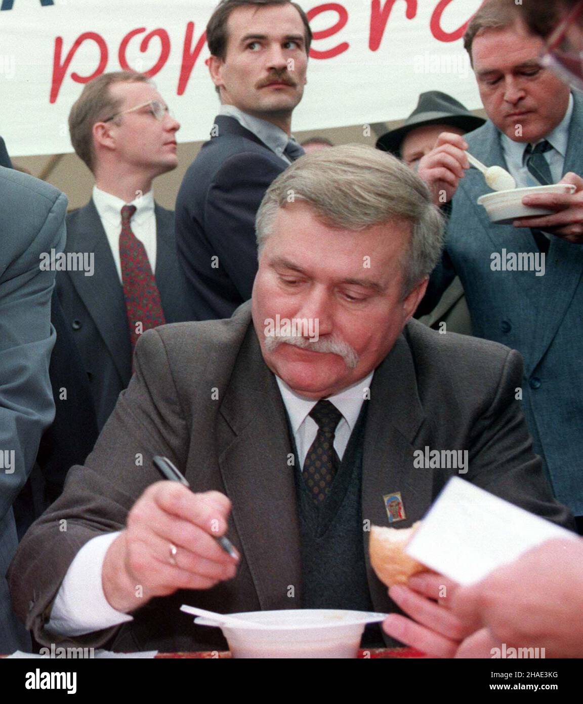Gdañsk, 08.10.1995. Uroczystoœci zwi¹zane z 25-leciem przywrócenia funkcji koœcio³a obecnej bazylice œw. Brygidy w Gdañsku. Po nabo¿eñstwie 2,5 tysi¹ca parafian zosta³o poczêstowanych grochówk¹ przez pra³ata ks. Henryka Jankowskiego. N/z: prezydent Lech Wa³êsa podczas jedzenia grochówki. (mr) PAP/Stefan Kraszewski     Gdansk, 08.10.1995. Celebrations on the 25th anniversary of Saint Bridget Basilica clerical functions restoration. After a holly mass, 2,5 thousand parishioners were invited for a meal, by prelate, father Henryk Jankowski. Pictured: Polish President Lech Walesa eating pea soup. ( Stock Photo