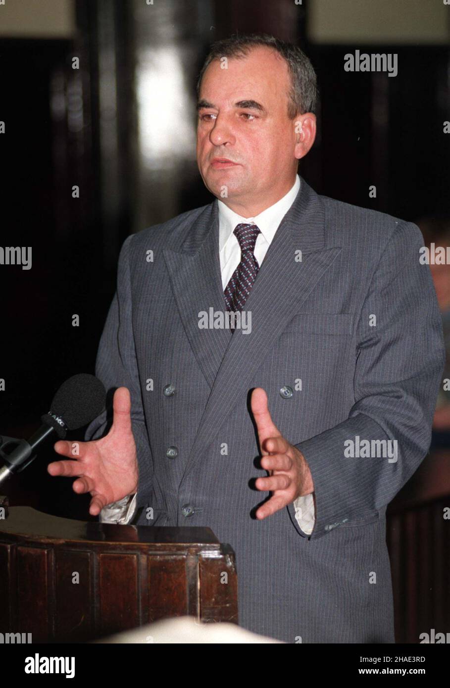 Warszawa, 13.10.1995. Kolejna rozprawa w procesie w sprawie œmierci Grzegorza Przemyka, w warszawskim S¹dzie Wojewódzkim. N/z: lekarz Jerzy Domagalski jako œwiadek. (kru) PAP/Adam Urbanek Warsaw, 13.10.1995. Continuation of the Grzegorz Przemyk death trial at the Warsaw Provincial Court. Pictured: doctor Jerzy Domagalski as a witness. (kru) PAP/Adam Urbanek Stock Photo