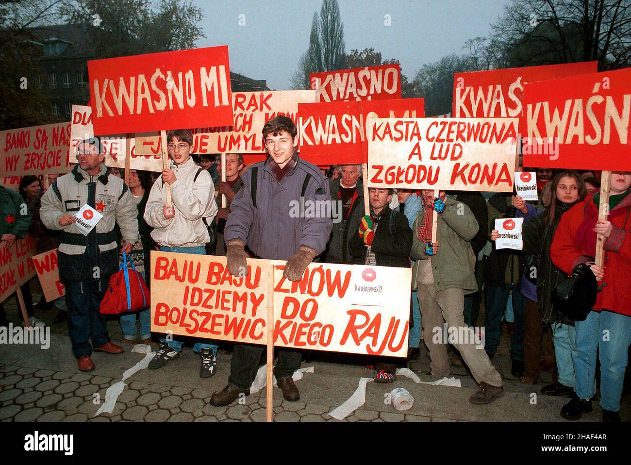 Bydgoszcz, 14.11.1995. Kampania prezydencka 1995. Przeciwnicy Aleksandra Kwaœniewskiego protestwali przed budynkiem Filharmonii Pomorskiej, w której odbywa³o siê spotkanie wyborcze kandydata SLD. (kru) PAP/Wojtek Szabelski     Bydgoszcz, 14.11.1995. Campaign prior to Polish Presidential Elections of 1995. Pictured: Aleksander Kwasniewski opponents protest in front of the Pomeranian Philharmonic, where he held his election meeting. (kru) PAP/Wojtek Szabelski Stock Photo