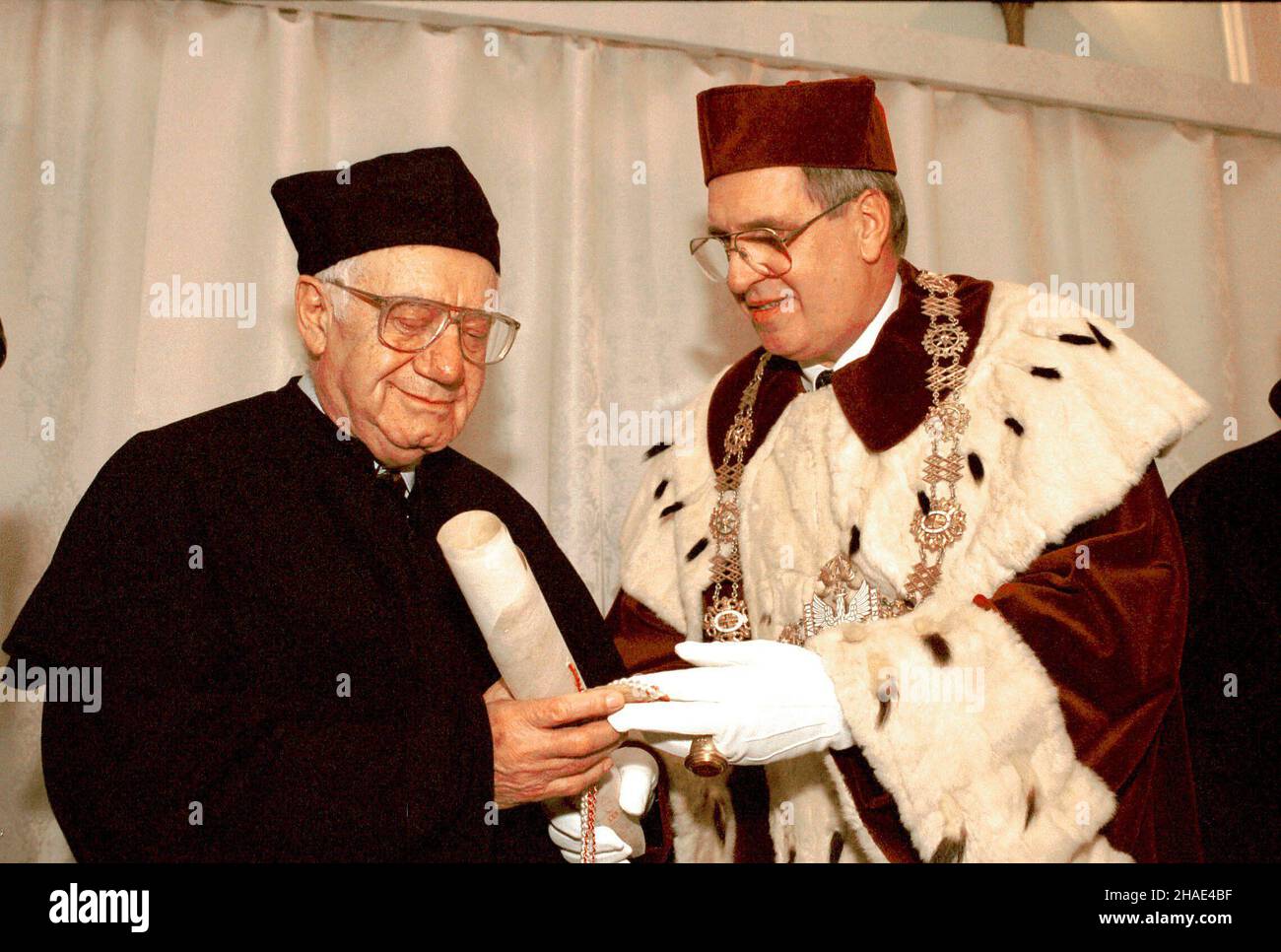 Warszawa, 16.11.1995r. Wrêczenie doktoratu Honoris Causa Uniwersytetu Warszawskiego prof. Israelowi Gutmanowi z Uniwerstytetu Hebrajskiego w Jerozolimie. Nz. Israel Gutman (L) i rektor UW prof. W³odzimierz Siwiñski (P). (kru) PAP/Janusz Mazur     Warsaw, 16.11.1995. Professor Israel Gutman from the Hebrew University of Jerusalem received a honorary doctor's title conferred upon him by the University of Warsaw. Pictured: Israel Gutman (L) and professor Wlodzimierz Siwinski (R), UW rector, during the ceremony. (kru) PAP/Janusz Mazur Stock Photo