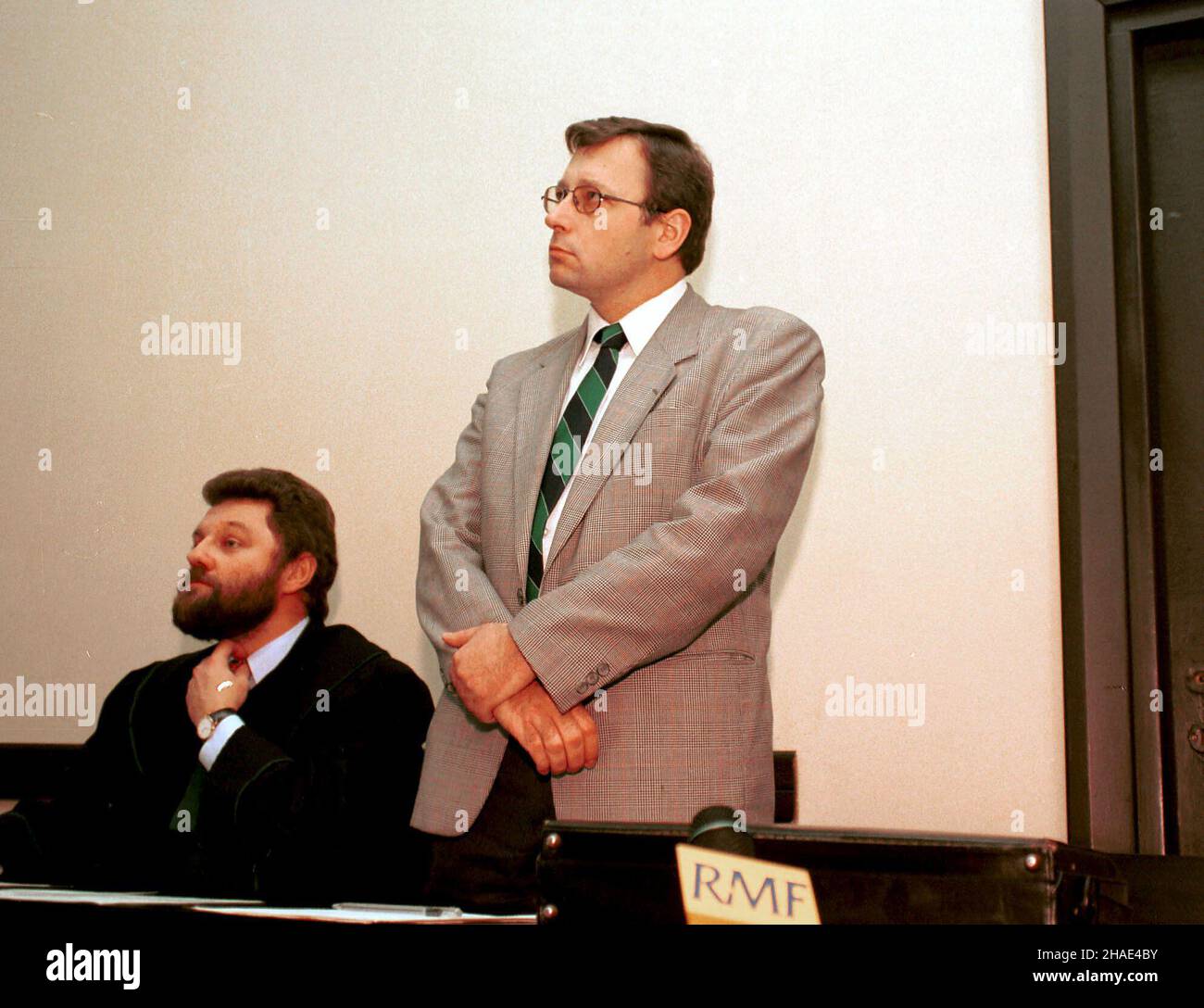Warszawa, 13.11.1995. Proces przeciwko Janowi Parysowi, oskarzonemo o oszczerstwo i naruszenie dóbr osobistych prof. Wies³awa Chrzanowskiego. N/z Jan Parys (P) z adwokatem. (kru) PAP/Adam Urbanek     Warsaw, 13.11.1995. A trial of Polish politician Jan Parys, accused of infringement of personal rights of Wieslaw Chrzanowski. Pictured: Jan Parys (R) with a lawyer in a court in Warsaw. (kru) PAP/Adam Urbanek Stock Photo