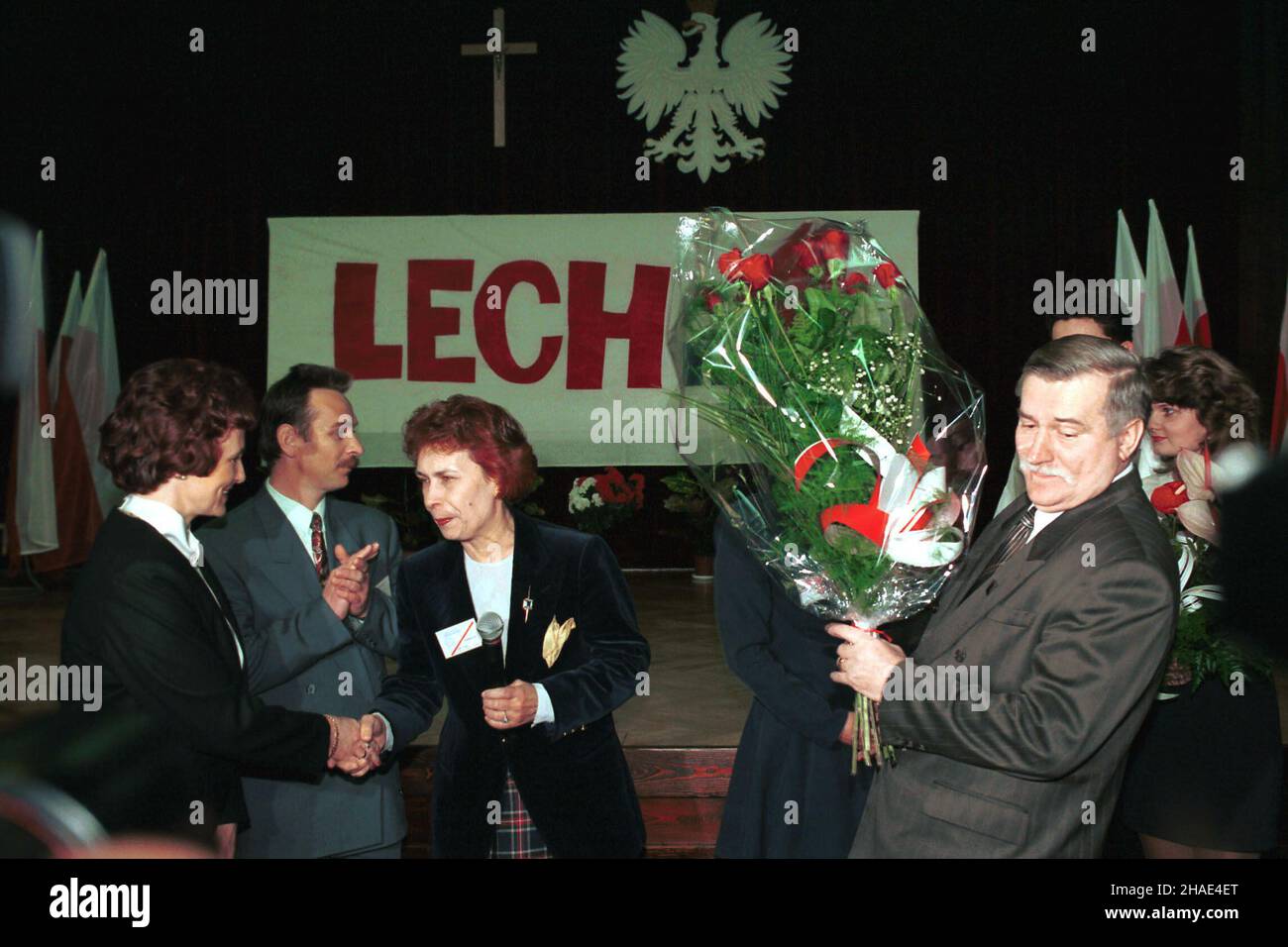 Gdañsk, 19.11.1995. Prezydent Lech Wa³êsa (P) z ¿on¹ Danut¹ (L) podczas spotkania z Solidarnoœci¹ Stoczni Gdañskiej w niedzielê wyborcz¹. (mr) PAP/Stefan Kraszewski     Gdansk, 19.11.1995. President Lech Walesa (R) with his wife Danuta (L) meeting with Solidarity members in Gdansk's Shipyard on the elections day. (mr) PAP/Stefan Kraszewski Stock Photo