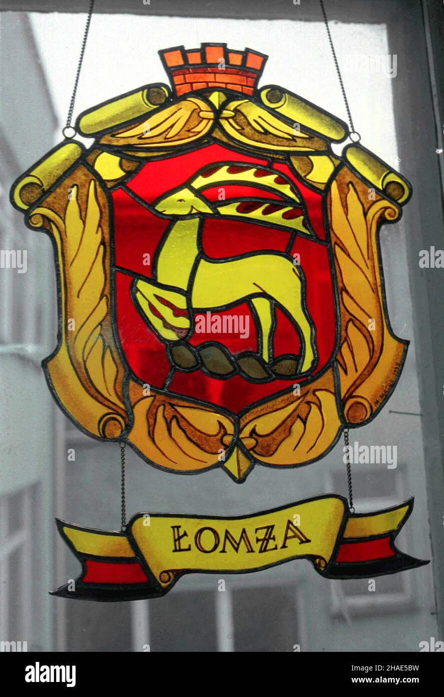 £om¿a, 05.12.1995. Plastyczna pracownia witra¿y prowadzona przez artystê plastyka Mieczys³awa Mazura (na zdjêciu). Mieczys³aw Mazur wykona³ w ci¹gu 15 lat kilkanaœcie witra¿y g³ównie w koœcio³ach w województwie ³om¿yñskim. Najwiêksze witra¿e w koœciele œw. Brunona i Bonifacego maj¹ powierzchniê ok. 200 metrów kwadratowych. Jego prace s¹ w zbiorach kolekcjonerów w ca³ej Europie Zachodniej. (mr) PAP/Zdzis³aw Lenkiewicz     Lomza, 05.12.1995. Artist Mieczyslaw Mazur presenting some of his works. Mieczyslaw Mazur creates stained glass windows. During the last 15 years, he made several works mainly Stock Photo