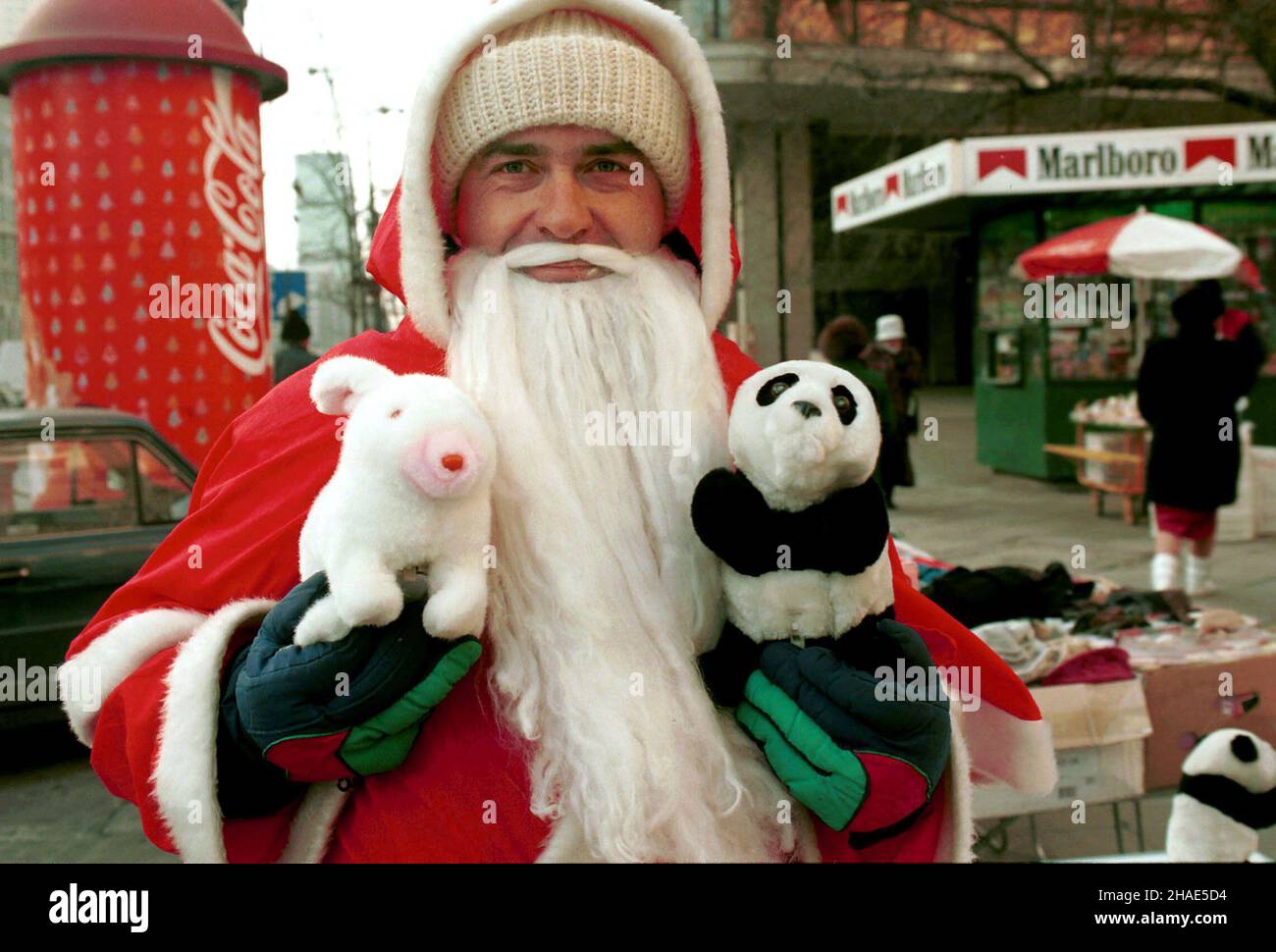 Warszawa, 05.12.1995. Œwiêty Miko³aj na ulicach Warszawy. (kru) PAP/Adam Urbanek      Warsaw, 05.12.1995. Santa Claus in Warsaw. (kru) PAP/Adam Urbanek Stock Photo