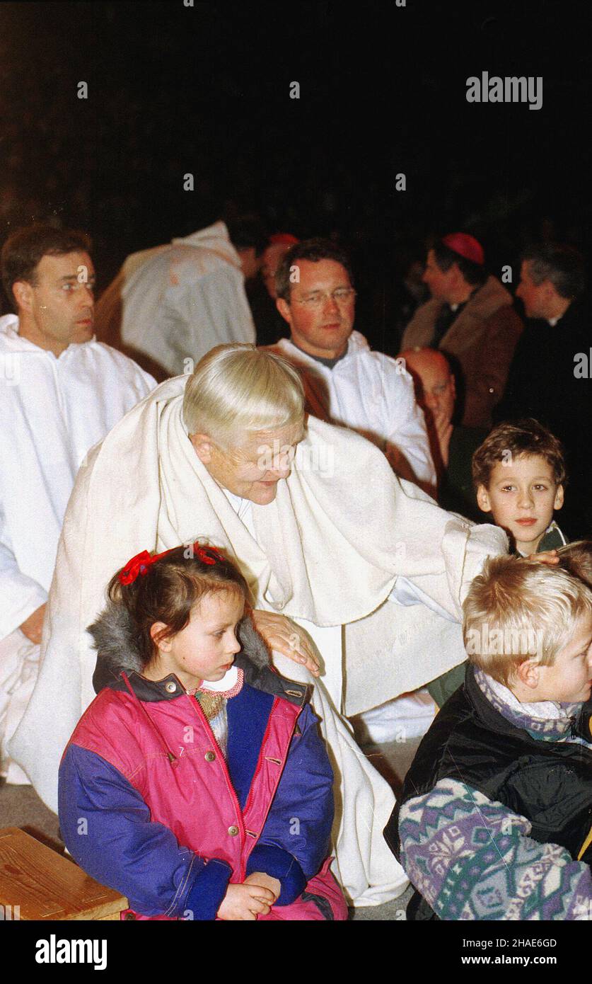 Wroc³aw, 28.12.1995. Za³o¿yciel wspólnoty ekumenicznej z Taize, brat Roger (C) i uczestnicy europejskiego spotkania m³odych Taize we Wroc³awiu, podczas modlitwy. (mr) PAP/Adam Hawa³ej     Wroclaw, 28.12.1995. Founder and prior of the ecumenical community Taize, Brother Roger and participants of the Taize Community's European Youth Meeting in Wroclaw, during a prayer. (mr) PAP/Adam Hawalej Stock Photo