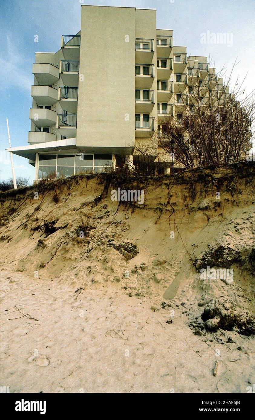 Miêdzyzdroje, 29.12.1995. Hotel Amber Baltic. Ta nowoczesna budowla postawiona zosta³a na p³ycie, a nie jak sugerowano na palach. Przy wielkich sztormach mo¿e zostaæ ods³oniêta p³yta fundamentowa, a budowla mo¿e nawet zostaæ podmyta. (mr) PAP/Jerzy Undro     Miedzyzdroje, 29.12.1995. Hotel Amber Baltic. The hotel is situated on a sand dune. The construction rests on slab not pales as it was suggested. Therefore, in the case of heavy storm foundation can be exposed or even washed away. (mr) PAP/Jerzy Undro Stock Photo