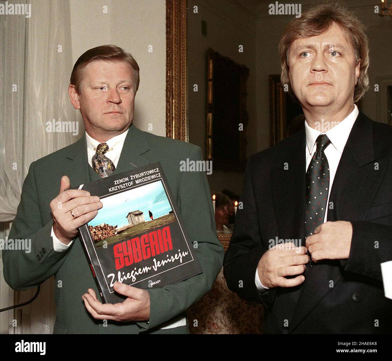 Warszawa, 1996-09-13. W Warszawie odbywa siê promocja albumu Syberia - z biegiem Jeniseju, którego twórcami s¹: dziennikarz Krzysztof Mroziewicz i fotografik Zenon ¯yburtowicz. Nz. autor tekstów Krzysztof Mroziewicz (P) i autor zdjêæ Zenon ¯yburtowicz (L)   oe/mw PAP/Radek Pietruszka      Warsaw, 13.09.1996. Polish journalist Krzysztof Mroziewicz (L) and Polish photographer Zenon Zyburtowicz (R) during the promotion of the album 'Siberia - in the course of Yenisei' by Mroziewicz (texts) and Zyburtowicz (photos). (ptr) PAP/Radek Pietruszka Stock Photo