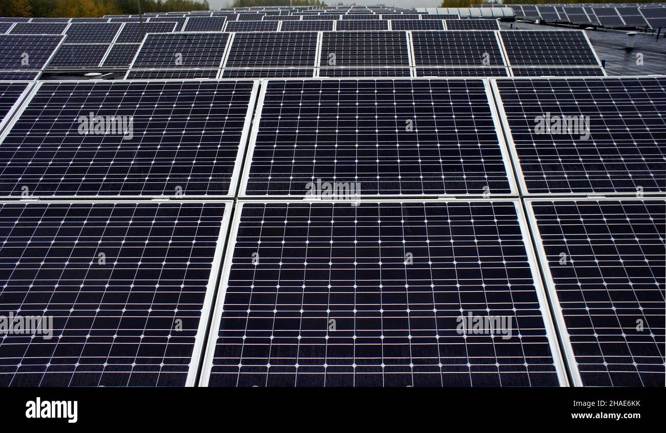 Ruda Œl¹ska, 16.10. 2012. Najwiêksz¹  na Œl¹sku i drug¹ w Polsce elektrowniê s³oneczn¹ otwarto, 16 bm. w Górnoœl¹skim Przedsiêbiorstwie Wodoci¹gowym w Rudzie Œl¹skiej. Pilota¿owa inwestycja GPW to instalacja fotowoltaiczna o mocy 0,3 megawata. Kosztowa³a prawie 4,5 mln z³, z czego wiêkszoœæ pokry³y œrodki unijne.  (ag/cat)  PAP/Andrzej Grygiel Stock Photo