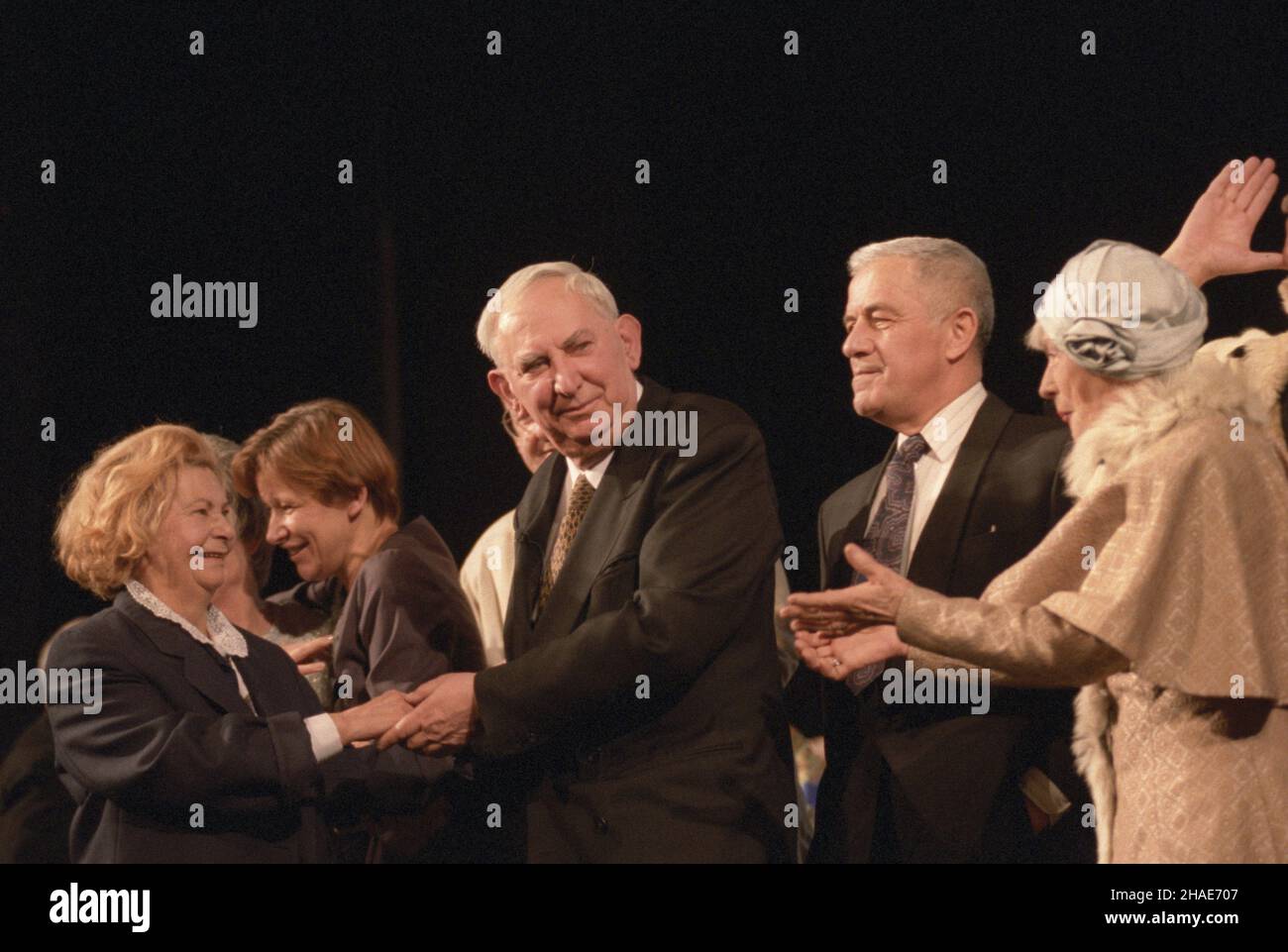 Warszawa, 1997-02. Uroczysta gala na scenie Teatru Dramatycznego w 40-lecie jego istnienia. Nz. m.in. aktorzy, od prawej: Danuta Szaflarska, Zbigniew Zapasiewicz (1934-2009), dyrektor naczelny i artystyczny TD w latach 1987-1990, Gustaw Holoubek (1923-2008), dyrektor TD w latach 1972-1983, Jadwiga Jankowska-Cieœlak. meg PAP/Andrzej Rybczyñski Dok³adny dzieñ wydarzenia nieustalony. Stock Photo