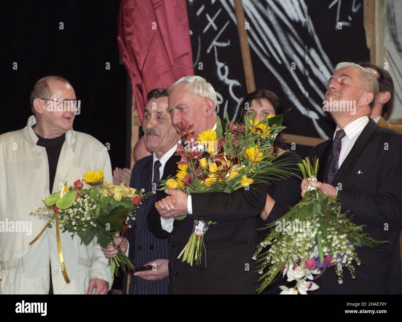 Warszawa, 1997-02. Uroczysta gala na scenie Teatru Dramatycznego w 40-lecie jego istnienia. Nz. m.in: 1L Maciej Prus, dyrektor TD w latach 1990-1993, 3L Gustaw Holoubek (1923-2008), dyrektor TD w latach 1972-1983, 1P Zbigniew Zapasiewicz (1934-2009), dyrektor naczelny i artystyczny TD w latach 1987-1990. meg PAP/Andrzej Rybczyñski Dok³adny dzieñ wydarzenia nieustalony. Stock Photo