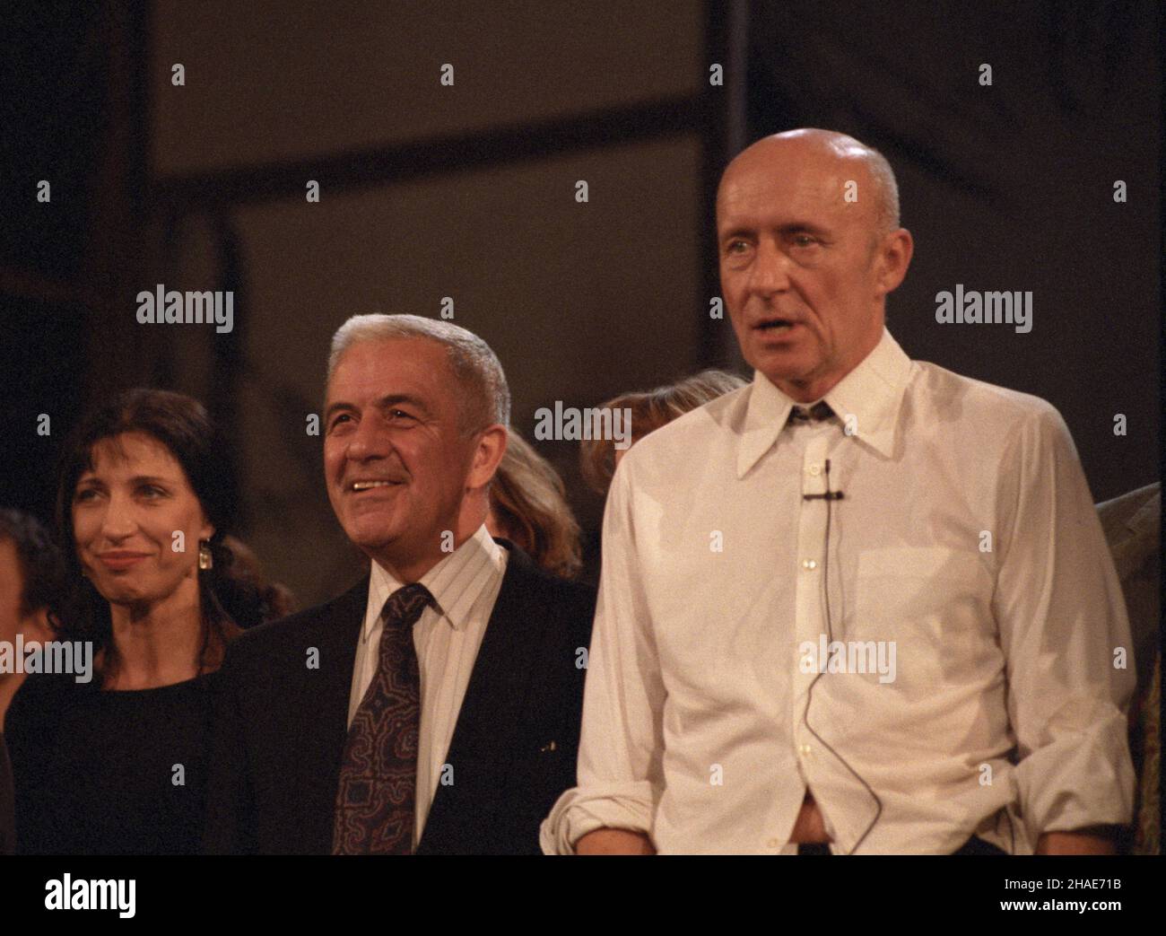 Warszawa, 1997-02. Uroczysta gala na scenie Teatru Dramatycznego w 40-lecie jego istnienia. Nz. aktorzy, od lewej: Jolanta Olszewska, Zbigniew Zapasiewicz (1934-2009), dyrektor naczelny i artystyczny TD w latach 1987-1990, Marek Walczewski (1937-2009). meg PAP/Andrzej Rybczyñski Dok³adny dzieñ wydarzenia nieustalony. Stock Photo