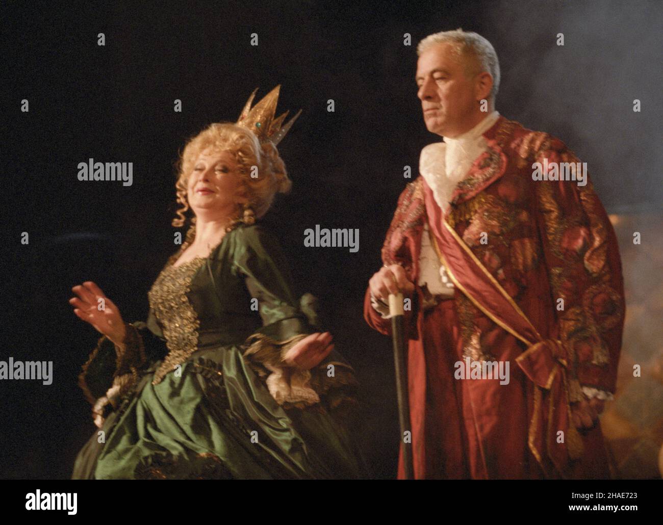 Warszawa, 1997-02. Uroczysta gala na scenie Teatru Dramatycznego w 40-lecie jego istnienia. Nz. aktorzy Magda Zawadzka i Zbigniew Zapasiewicz (dyrektor naczelny i artystyczny TD w latach 1987-1990). meg PAP/Andrzej Rybczyñski Dok³adny dzieñ wydarzenia nieustalony. Stock Photo