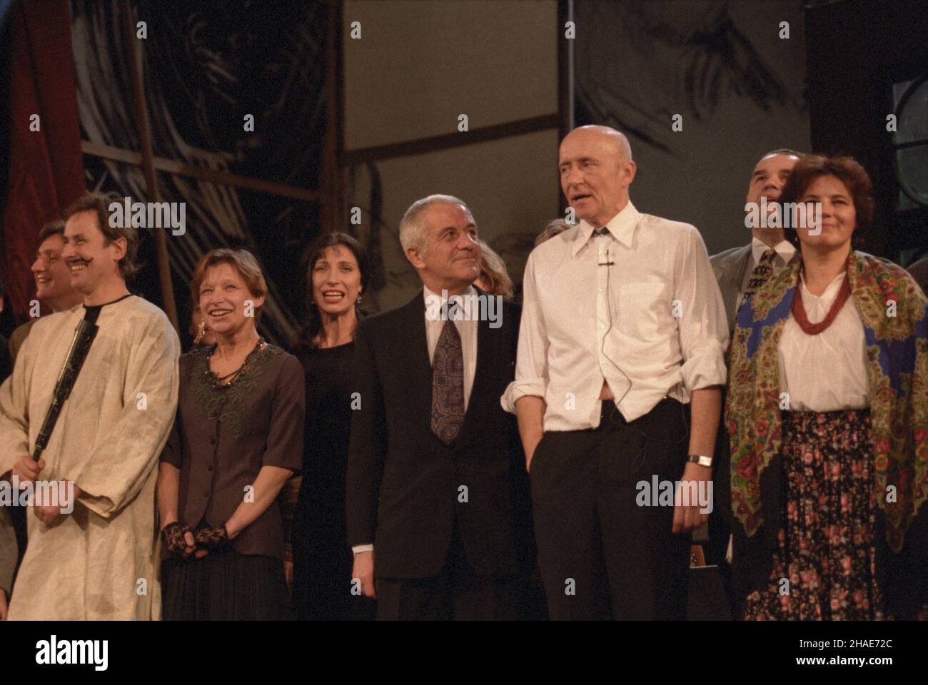 Warszawa, 1997-02. Uroczysta gala na scenie Teatru Dramatycznego w 40-lecie jego istnienia. Nz. aktorzy, od lewej: Grzegorz Wons, Piotr Skarga, Jadwiga Jankowska-Cieœlak, Jolanta Olszewska, Zbigniew Zapasiewicz (1934-2009), dyrektor naczelny i artystyczny TD w latach 1987-1990, Marek Walczewski (1937-2009), Cezary ¯ak, Jolanta Fija³kowska. meg  PAP/Andrzej Rybczyñski    Dok³adny dzieñ wydarzenia nieustalony. Stock Photo