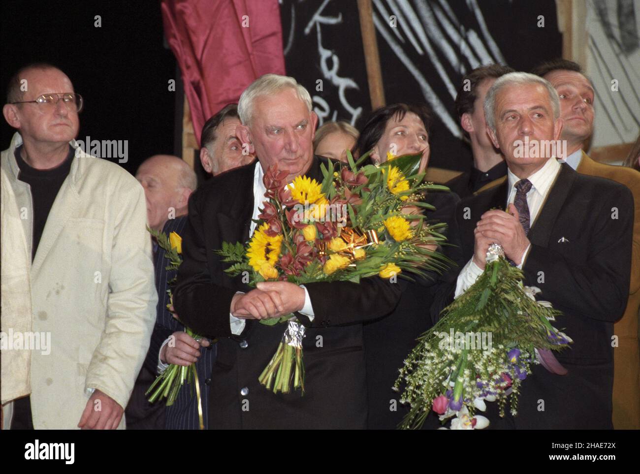 Warszawa, 1997-02. Uroczysta gala na scenie Teatru Dramatycznego w 40-lecie jego istnienia. Nz. od lewej: Maciej Prus, dyrektor TD w latach 1990-1993, 3L Gustaw Holoubek (1923-2008), dyrektor TD w latach 1972-1983, aktorka Jolanta Olszewska, Zbigniew Zapasiewicz (1934-2009), dyrektor naczelny i artystyczny TD w latach 1987-1990, aktor Wojciech Wysocki. meg PAP/Andrzej Rybczyñski Dok³adny dzieñ wydarzenia nieustalony. Stock Photo