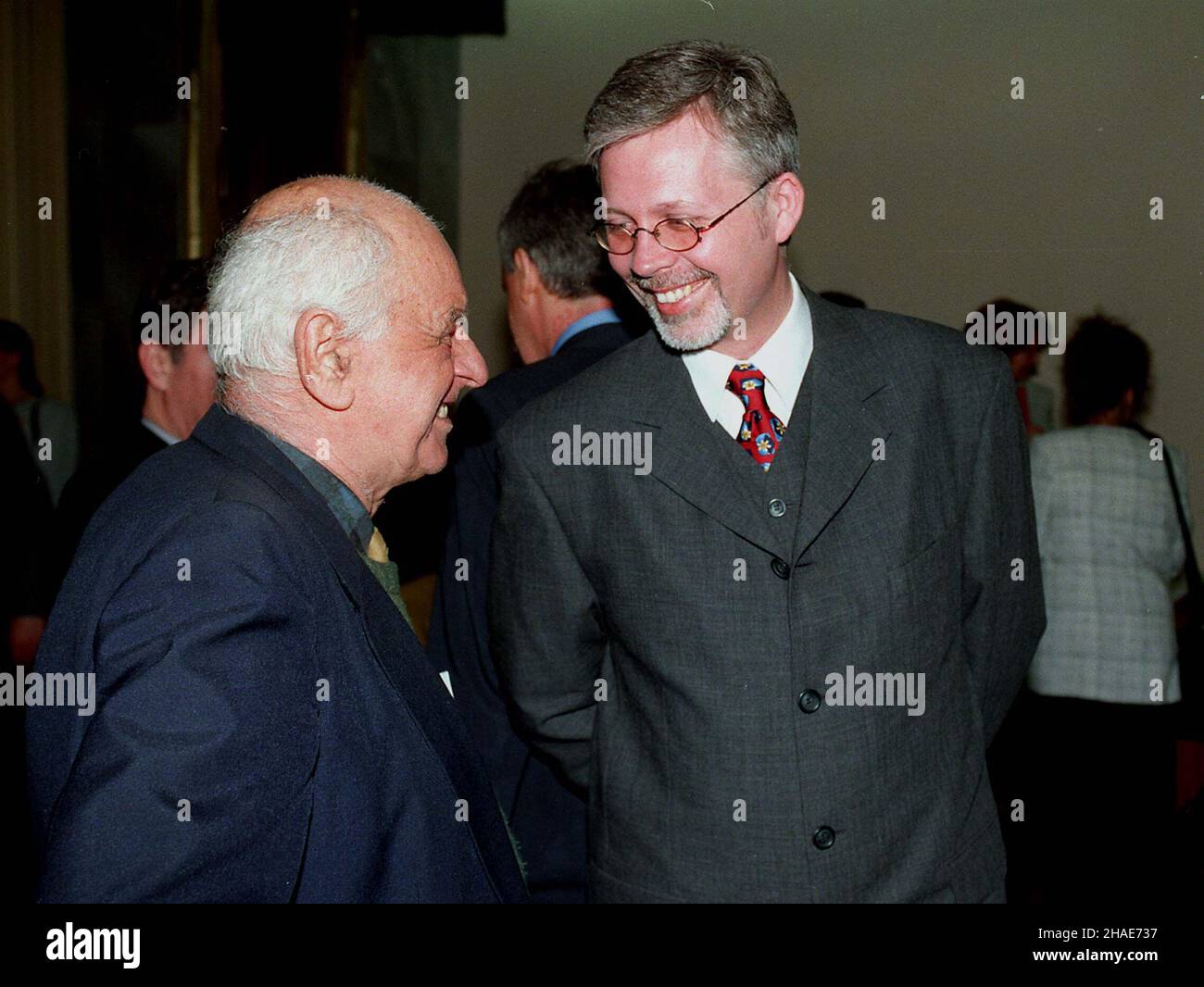 Warszawa, 07.03.1997. /od lewej/  Zygmunt Ka³u¿yñski i Tomasz Raczek. PAP/Radek Pietruszka Stock Photo