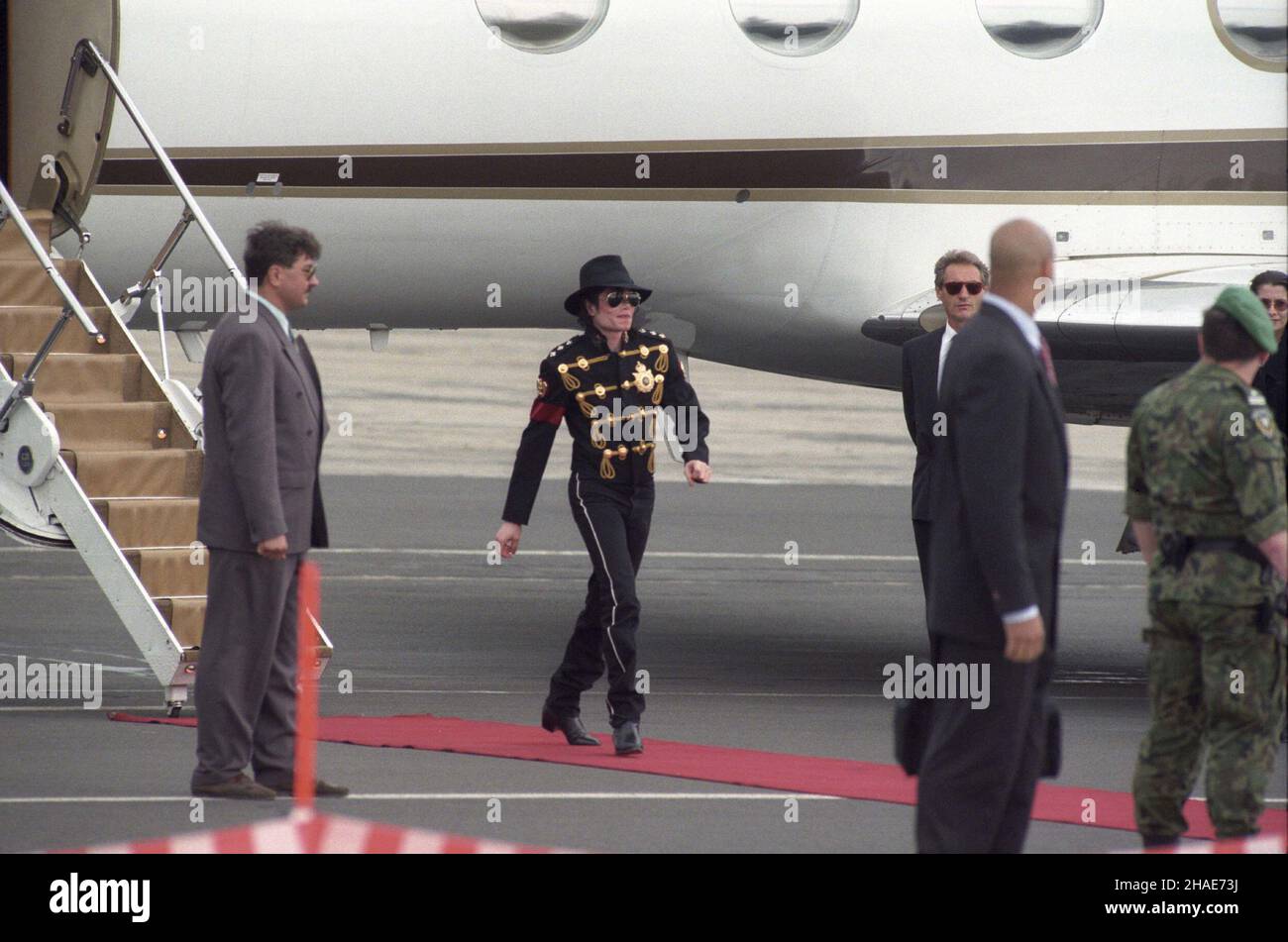 Warszawa 1997-05-01. Powitanie piosenkarza Michaela Jacksona na lotnisku Okêcie. soa  PAP/Jacek Turczyk Stock Photo