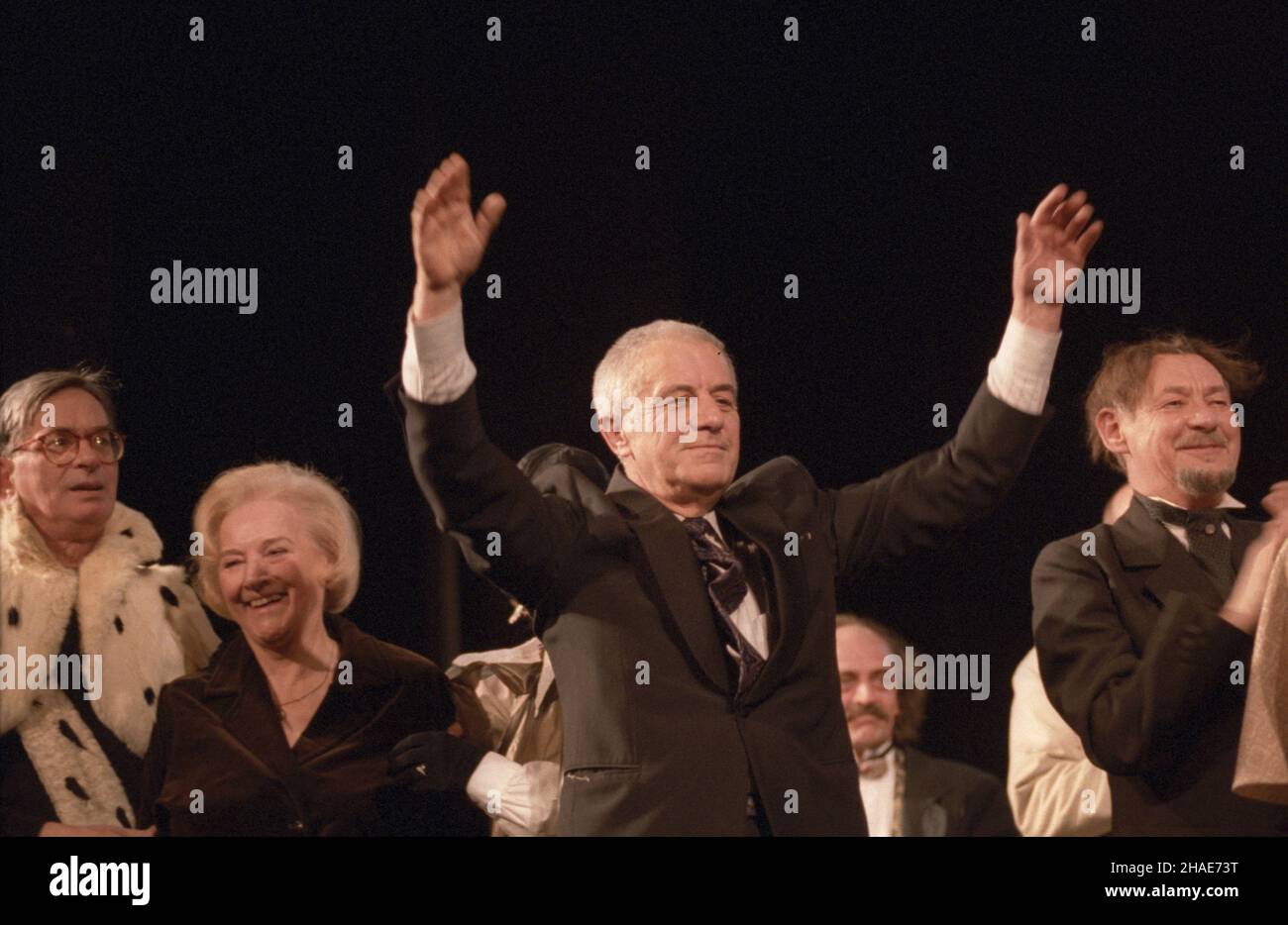 Warszawa, 1997-02. Uroczysta gala na scenie Teatru Dramatycznego w 40-lecie jego istnienia. Nz. m.in. od lewej: aktor Witold Skaruch, sekretarka i koordynator pracy artystycznej Janina Kêstowicz, Zbigniew Zapasiewicz (1934-2009), dyrektor naczelny i artystyczny TD w latach 1987-1990, aktor Marek Bargie³owski. meg PAP/Andrzej Rybczyñski Dok³adny dzieñ wydarzenia nieustalony. Stock Photo