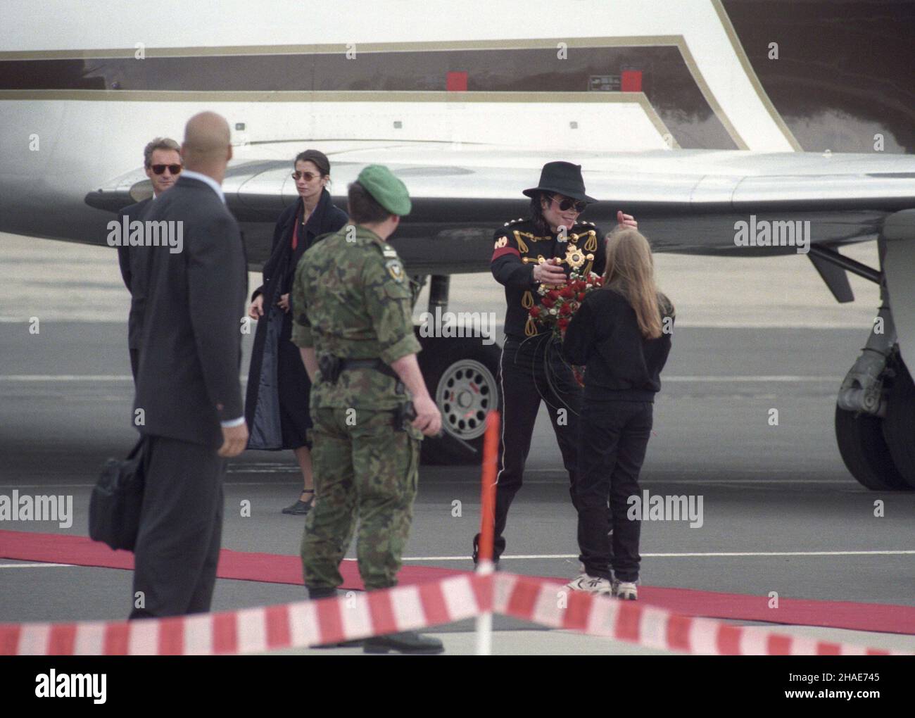 Warszawa 1997-05-01. Powitanie piosenkarza Michaela Jacksona na lotnisku Okêcie. soa  PAP/Jacek Turczyk Stock Photo