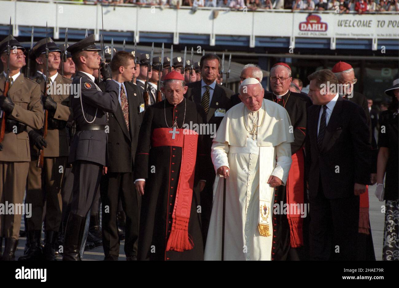 Kraków, 1997-06-10. VI Pielgrzymka Jana Paw³a II do Polski. Papie¿ Jan Pawe³ II (2P w pierwszym rzêdzie), Prezydent RP Aleksander Kwaœniewski (1P w pierwszym rzêdzie) i prymas Józef Glemp (3P w pierwszym rzêdzie) na lotnisku Balice przed odlotem Ojca Œwiêtego do Rzymu. umr  PAP/Teodor Walczak Stock Photo