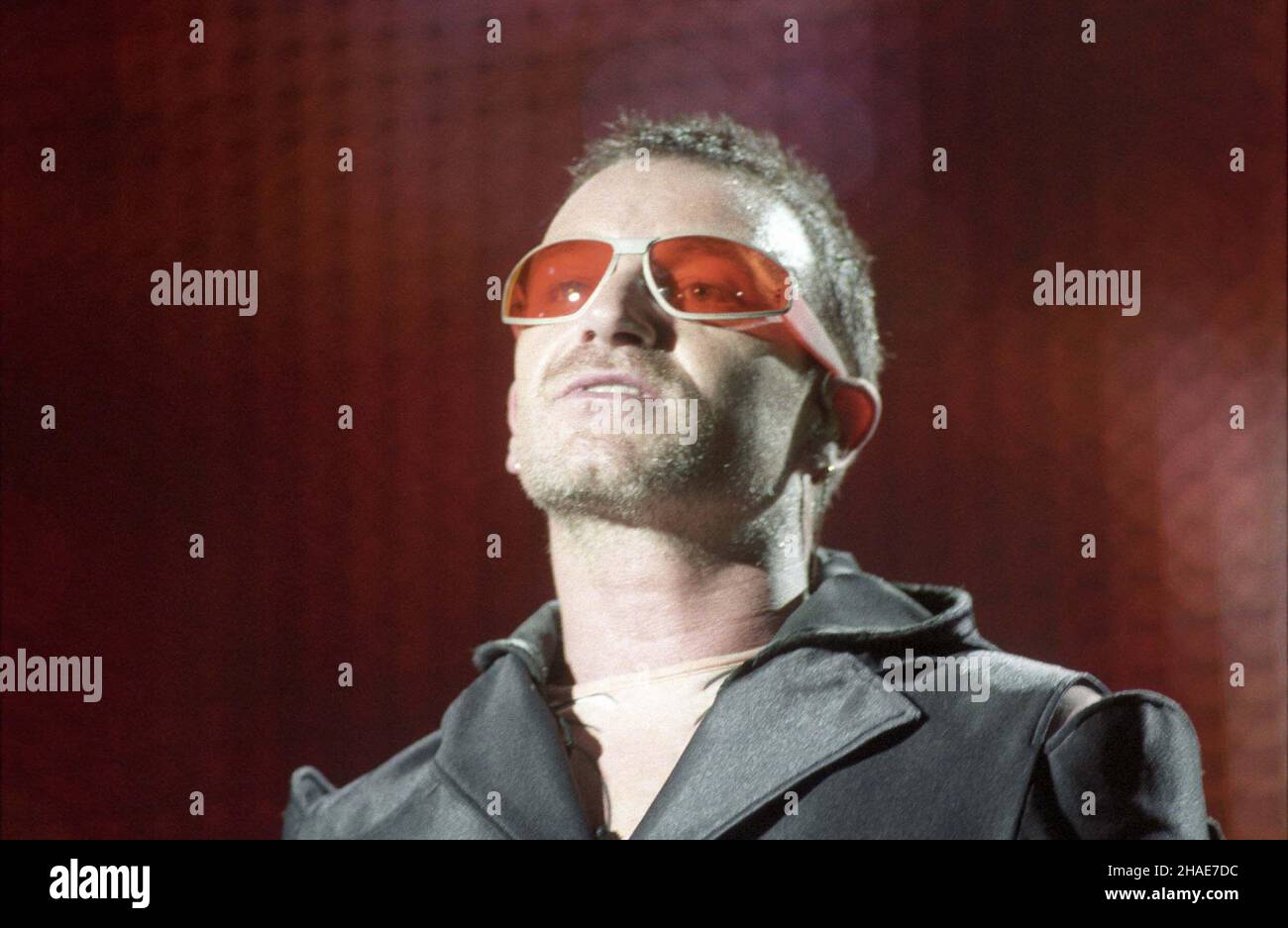 Warszawa 1997-08-12. Jedyny koncert w Polsce zespo³u U2. Nz: wokalista zespo³u - Bono podczas wystêpu.  soa  PAP/CAF/Radek Pietruszka Stock Photo