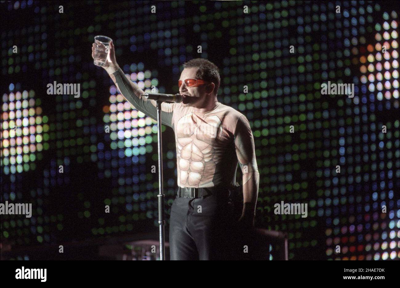 Warszawa 1997-08-12. Jedyny koncert w Polsce zespo³u U2. Nz: wokalista zespo³u - Bono podczas wystêpu.  soa  PAP/CAF/Radek Pietruszka Stock Photo