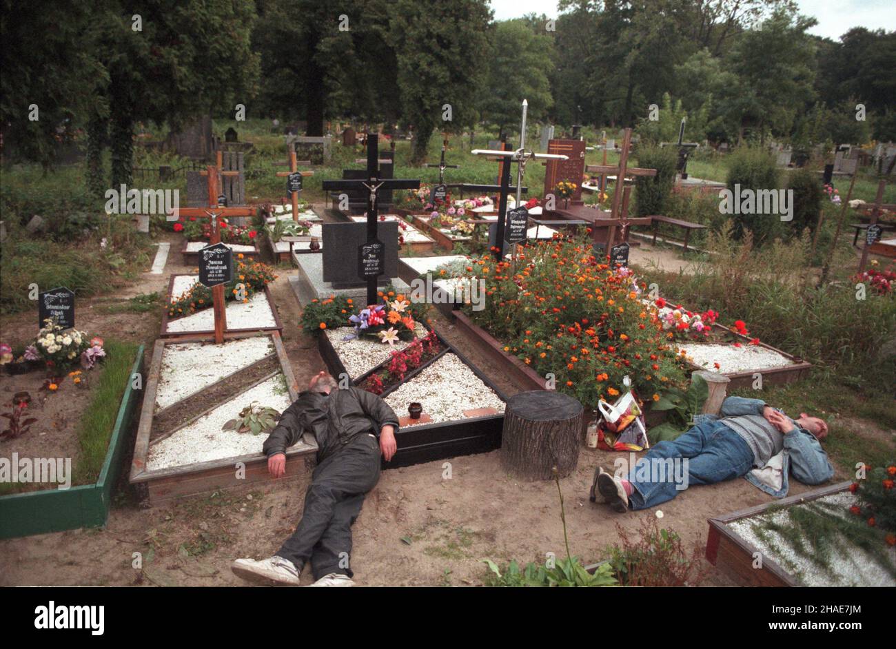 £ódŸ, 1997-09-25. Pijani mê¿czyŸni œpi¹cy na cmentarzu. mgs  PAP/Cezary Pecold      Lodz, Sept. 25, 1997. Drunk men sleeping in the cemetery.  mgs  PAP/Cezary Pecold Stock Photo