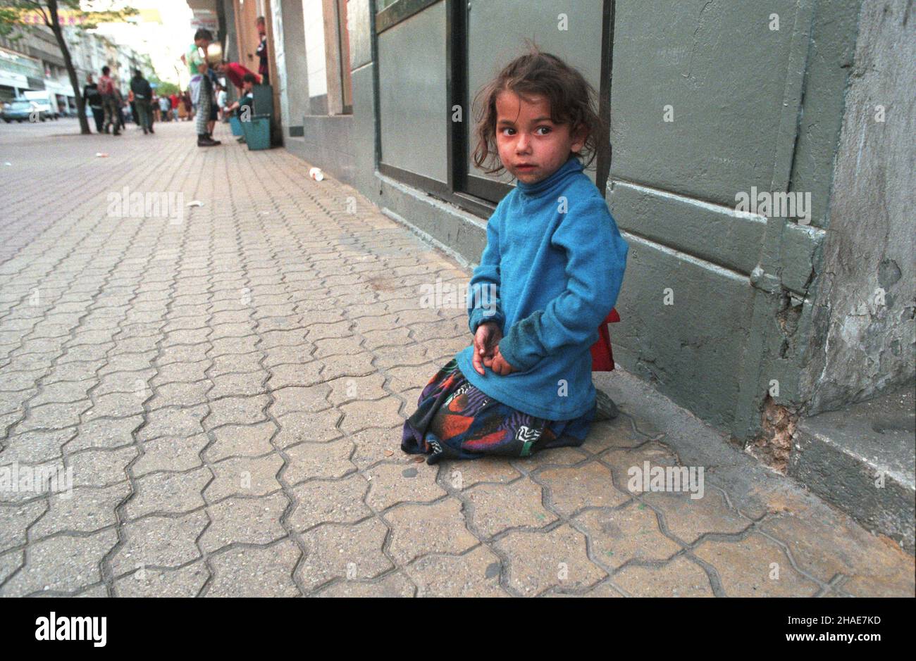 £ódŸ, 1997-09-19. ¯ebrz¹ca na ulicy ma³a dziewczynka. mgs  PAP/Cezary Pecold      Lodz, Sept. 19, 1997. A small girl begging in a street.   mgs  PAP/Cezary Pecold Stock Photo