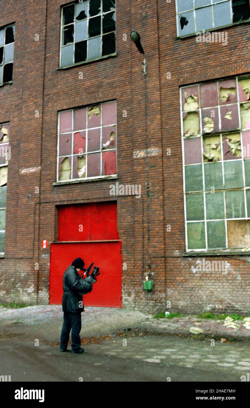 Gdañsk, 20.11.1997. Po wybuchu przed dyskotek¹ 'Kazamaty' w Gdañsku. (mr) PAP/Stefan Kraszewski     Gdansk, 20.11.1997. After an explosion infront of the 'Kazamaty' disco in Gdansk. (mr) PAP/Stefan Kraszewski Stock Photo