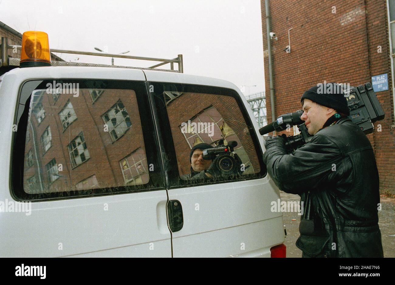 Gdañsk, 20.11.1997. Po wybuchu przed dyskotek¹ 'Kazamaty' w Gdañsku. (mr) PAP/Stefan Kraszewski     Gdansk, 20.11.1997. After an explosion infront of the 'Kazamaty' disco in Gdansk. (mr) PAP/Stefan Kraszewski Stock Photo