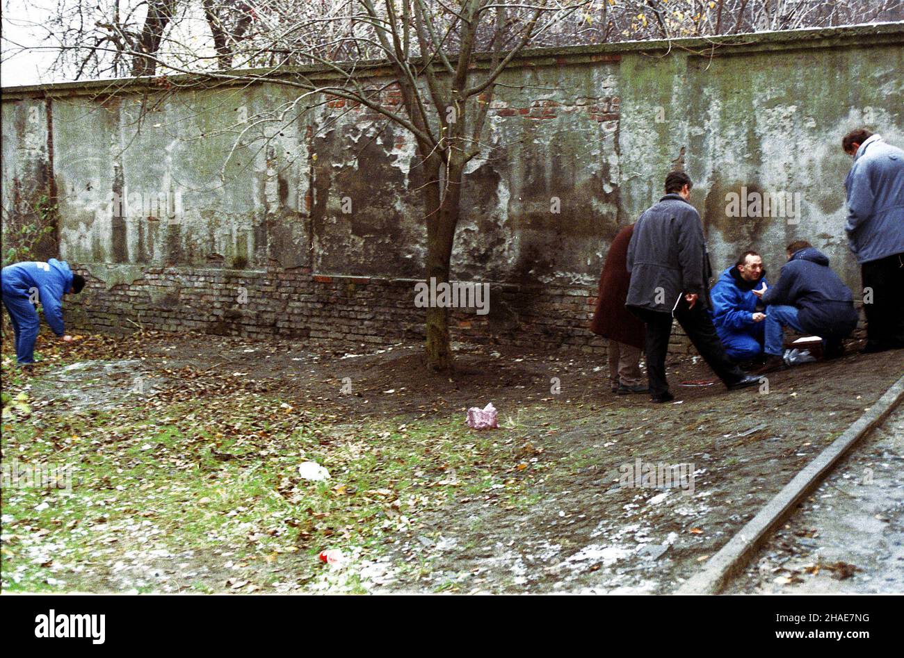 Gdañsk, 20.11.1997. Po wybuchu przed dyskotek¹ 'Kazamaty' w Gdañsku. (mr) PAP/Stefan Kraszewski     Gdansk, 20.11.1997. After an explosion infront of the 'Kazamaty' disco in Gdansk. (mr) PAP/Stefan Kraszewski Stock Photo