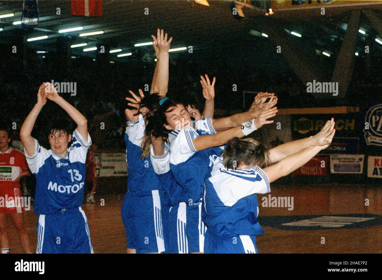Lublin, 08.11.1997. Mecz w lidze mistrzów pi³ki rêcznej kobiet 'Montex' Lublin - 'Motor' Zaporo¿e (niebieskie stroje). (mr) PAP/Miros³aw Trembecki     Lublin, 08.11.1997. Women handball champions league. Montex Lublin vs. Motor Zaporoze (blue outfits). (mr) PAP/Miros³aw Trembecki Stock Photo