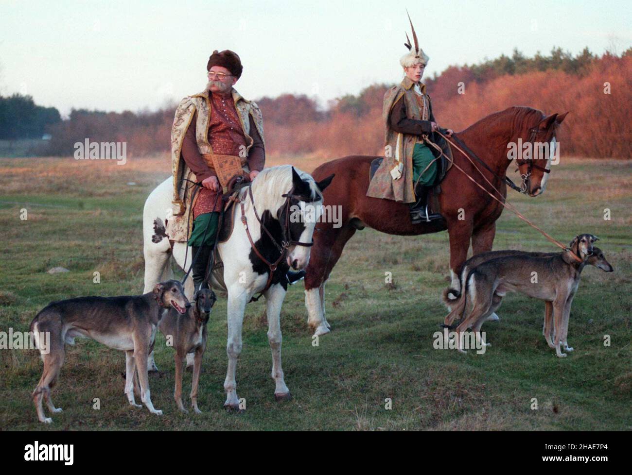 Szczypiorno, 11.11.1997. Hubertus - œwiêto myœliwych, leœnikówi jeŸdŸców. Nz. mê¿czyŸni w sarmackich strojach w czasie pokazu polowania z u¿yciem koni i psów w Szczypiornie k. Warszawy. (kru) PAP/CAF/Jacek Turczyk     Szczypiorno, 11.11.1997. Hubertus - the feast of the hunters, foresters and riders. Pictured: men wearing Sarmatian' costumes, during the show hunting with horses and dogs, in Szczypiorno near Wasraw. (kru) PAP/Jacek Turczyk Stock Photo