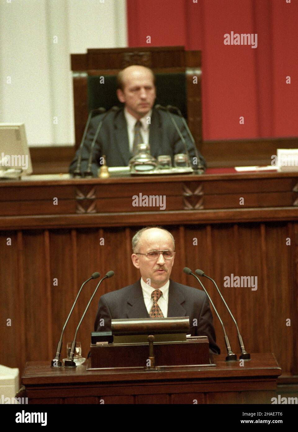 Warszawa 03.12.1997. Posiedzenie Sejmu RP III kadencji. Na mównicy sejmowej minister skarbu pañstwa w rz¹dzie Jerzego Buzka Emil W¹sacz (AWS). W g³êbi marsza³ek Sejmu Maciej P³a¿yñski (AWS). gr  PAP/Rados³aw Pietruszka Stock Photo