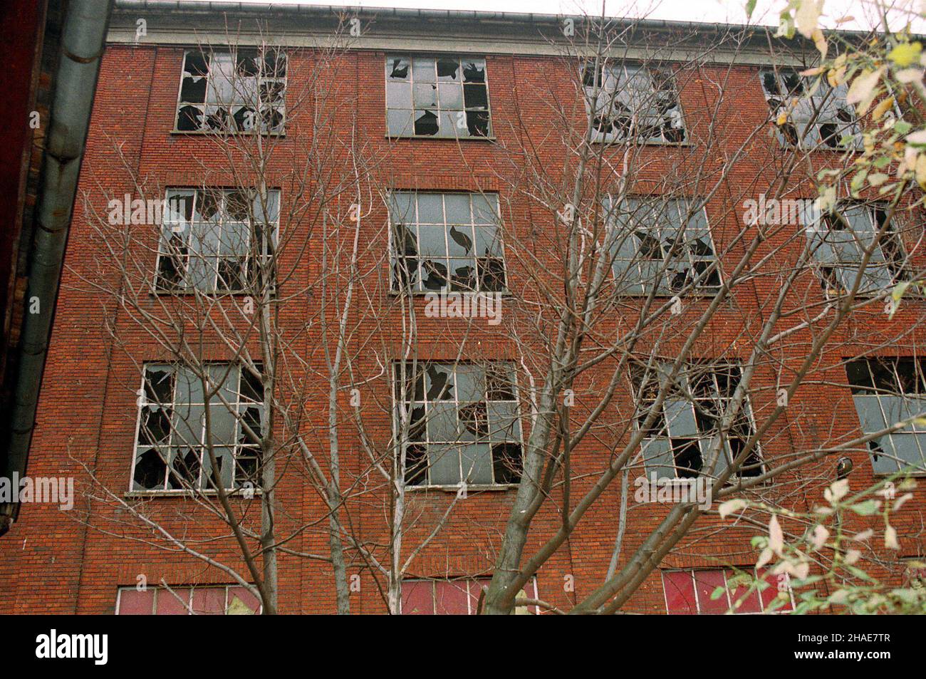 Gdañsk, 20.11.1997. Po wybuchu przed dyskotek¹ 'Kazamaty' w Gdañsku. (mr) PAP/Stefan Kraszewski     Gdansk, 20.11.1997. After an explosion infront of the 'Kazamaty' disco in Gdansk. (mr) PAP/Stefan Kraszewski Stock Photo