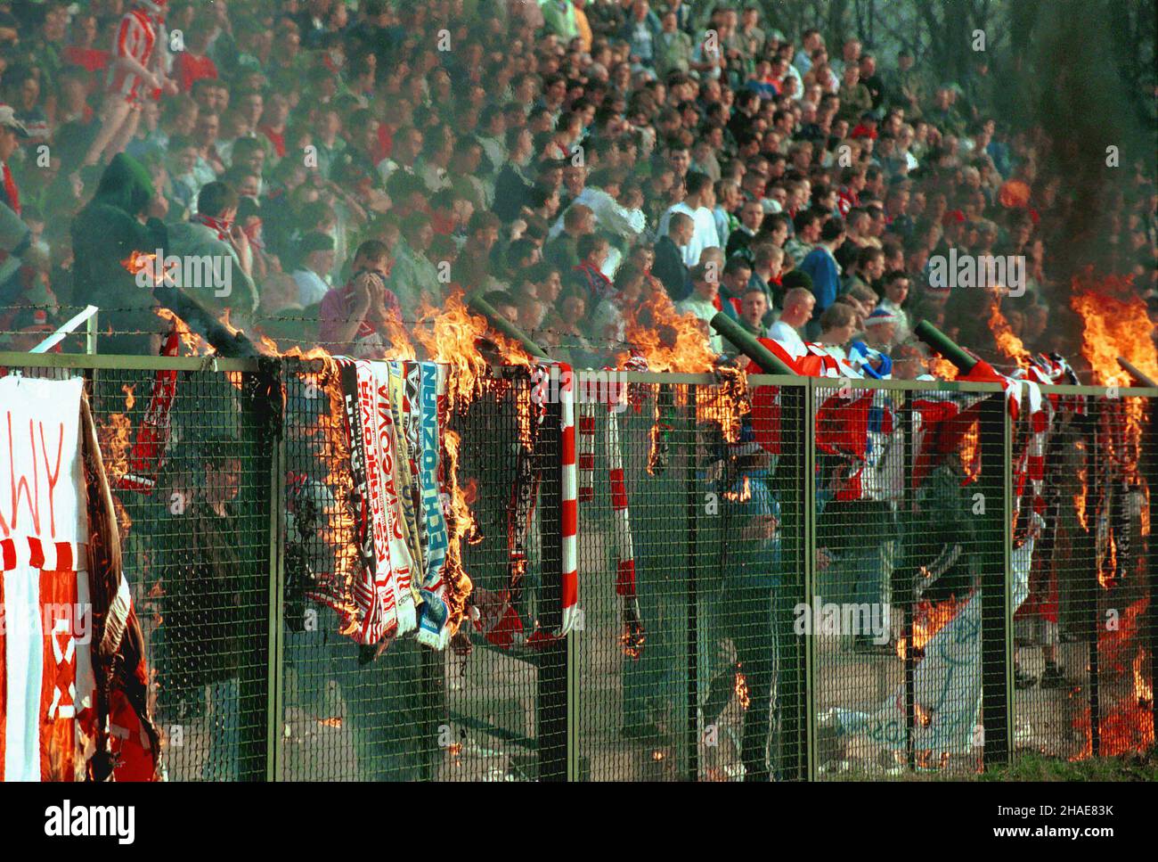 Kraków, 04.04.1998. Mecz I Ligi pi³ki no¿nej Wis³a Kraków - Lech Poznañ. Mecz zakoñczy³ siê zwyciêstwem Wis³y w stosunku 2:0. Na zdjêciu: palenie szalików klubowych konkurencyjnych dru¿yn. (mr) PAP/Jacek Bednarczyk     Cracow, 04.04.1998. I League. Wisla Cracow vs. Lech Poznan. On the picture: fans burning football scarfs with logo of the opposite team. (mr) PAP/Jacek Bednarczyk Stock Photo