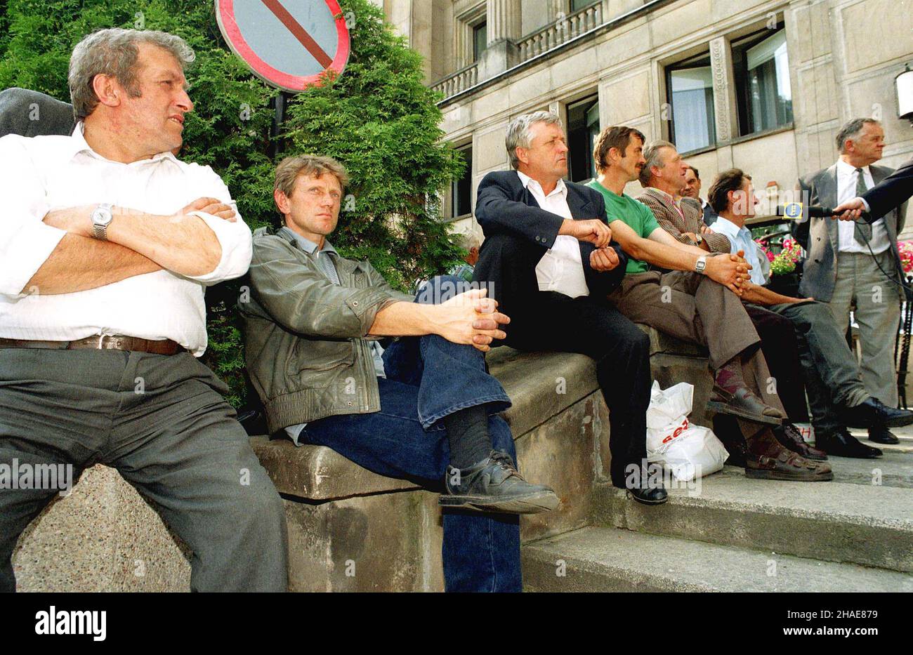 Warszawa, 30.06.1998. Protest grupy rolników ze zwi¹zku zawodowego Rolników Indywidualnych 'Solidarnoœæ' przed gmachem Ministerstwa Finansów w Warszawie. (kru) PAP/Turczyk     Warsaw, 30.06.1998. Group of farmers from Rural Solidarity (Independent Self-governing Trade Union of Individual Farmers 'Solidarity') protests in front of the Ministry of Finance in Warsaw. (kru) PAP/Jacek Turczyk Stock Photo