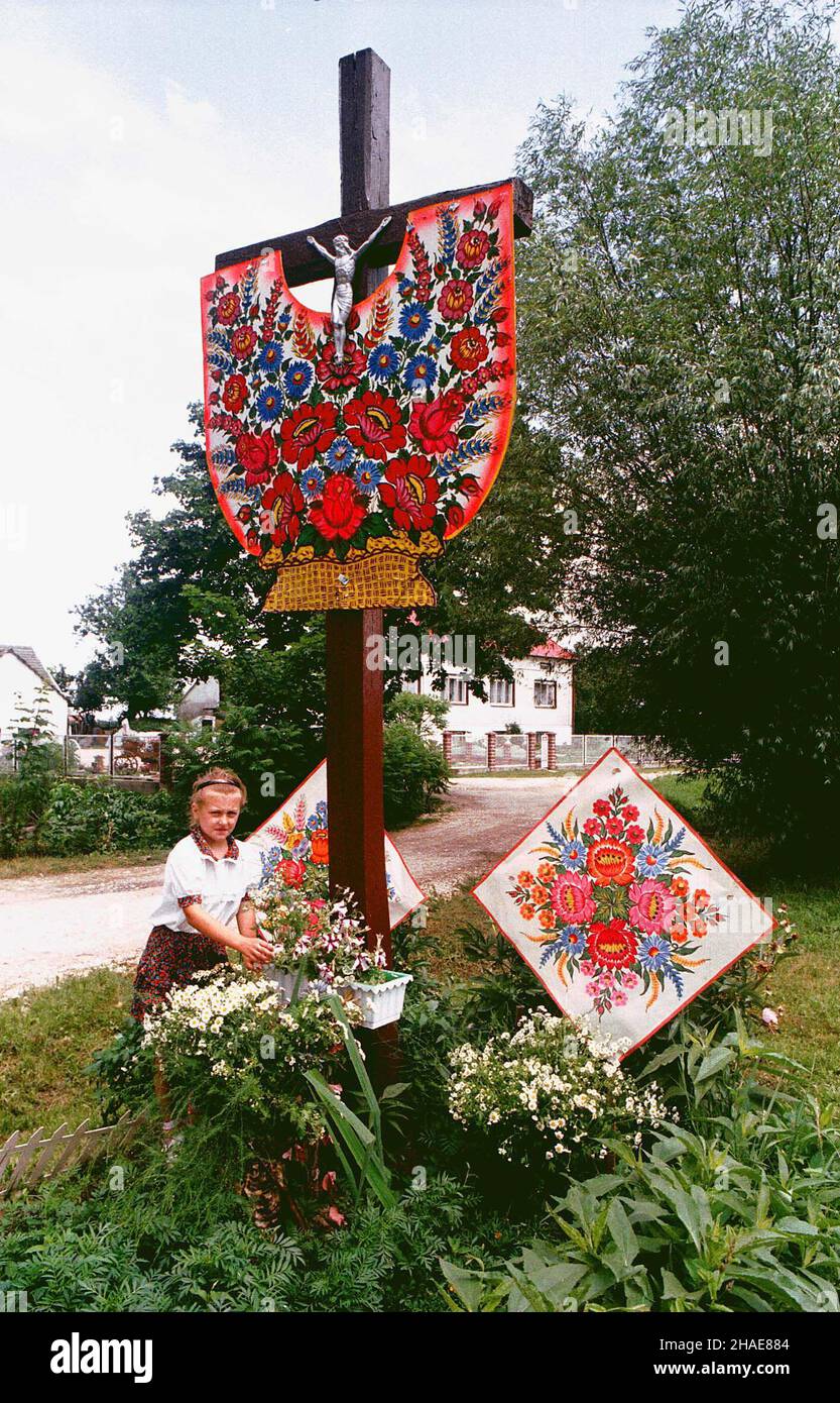 Zalipie, 02.06.1998. Malowanie wiejskich chat w Zalipiu ko³o Tarnowa - 35 Jubileuszowy Konkurs 'Malowana wieœ'. Maluje jedna z najm³odszych malarek Madzia Miœ. (mr) PAP/Jacek Bednarczyk     Zalipie, 02.06.1998. Painting the countryside huts in Zalipie - the 35th Jubilee Contest “Painted Countryside” (“Malowana Wies”). Pictured: one of the youngest painters, Madzia Mis. (mr) PAP/Jacek Bednarczyk Stock Photo