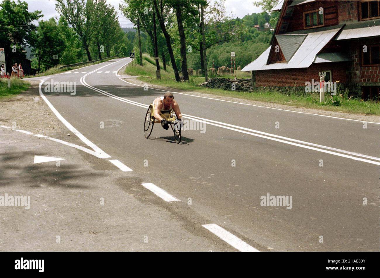 Zakopane, 11.06.1998. Kolarz inwalida na szosie zakopiañskiej. (mr) PAP/Jacek Bednarczyk     Zakopane, 11.06. 1998. Disable cyclist. (mr) PAP/Jacek Bednarczyk Stock Photo
