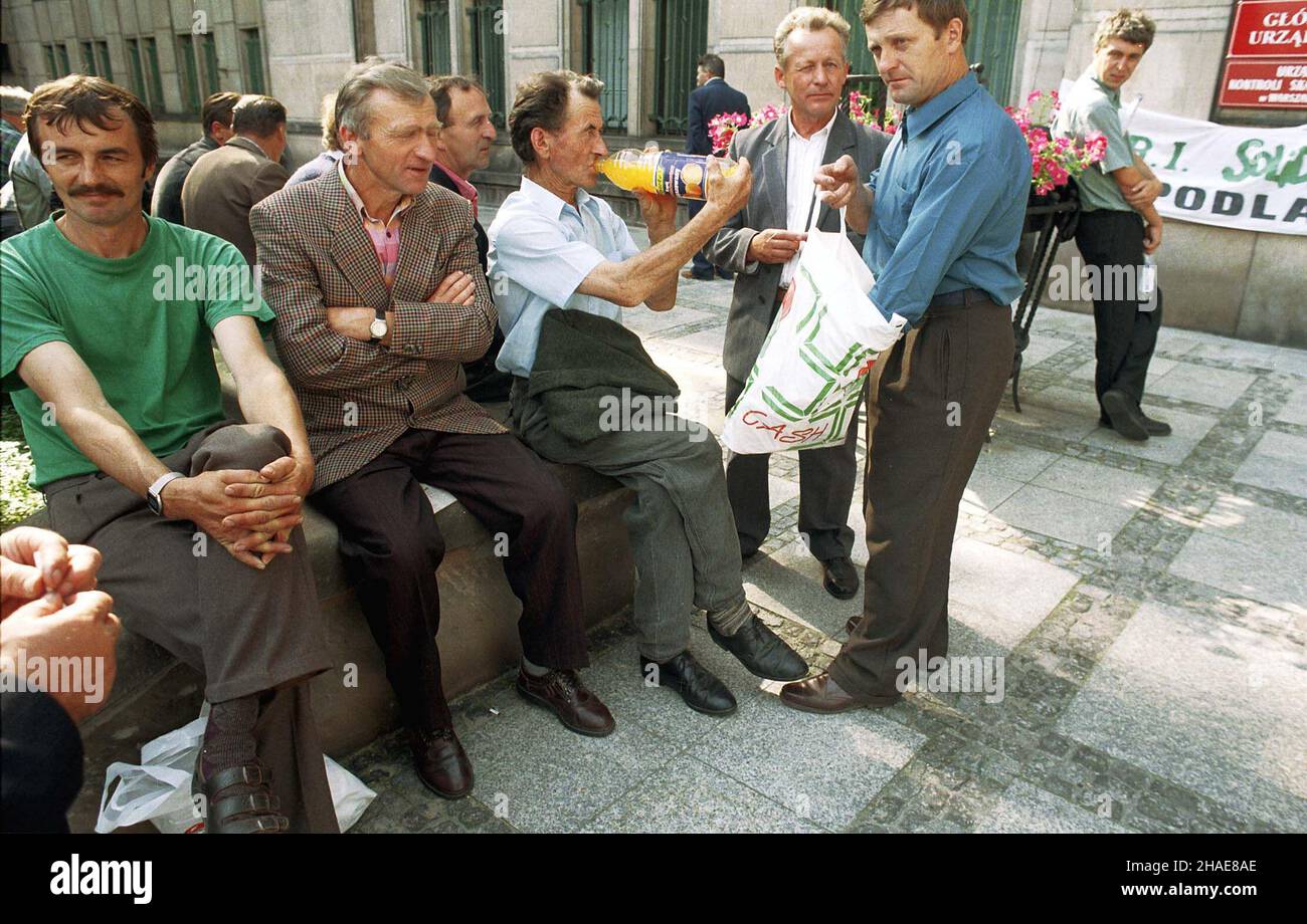 Warszawa, 30.06.1998. Protest grupy rolników ze zwi¹zku zawodowego Rolników Indywidualnych 'Solidarnoœæ' przed gmachem Ministerstwa Finansów w Warszawie. (kru) PAP/Turczyk     Warsaw, 30.06.1998. Group of farmers from Rural Solidarity (Independent Self-governing Trade Union of Individual Farmers 'Solidarity') protests in front of the Ministry of Finance in Warsaw. (kru) PAP/Jacek Turczyk Stock Photo