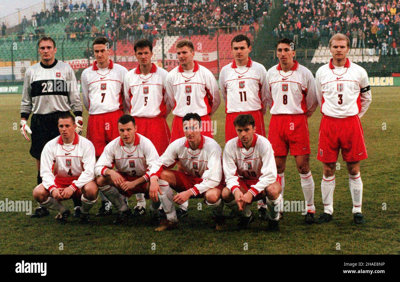 Warszawa, 03.03.1999. Mecz towarzyski Polska vs. Armenia, na stadionie warszawskiej Legii. N/z: przed meczem pi³karze polskiej reprezentacji - od lewej stoj¹: Adam Matysek, Rados³aw Michalski, Jacek Zieliñski, Andrzej Juskowiak, Miros³aw Trzeciak, Andrzej Iwan i Tomasz £apiñski /kpt./. Od lewej w przysiadzie: Rafa³ Siadaczka, Tomasz K³os, Tomasz Hajto i Krzysztof Nowak.  (kru) PAP/Przemek Wierzchowski      Warsaw, 03.03.1999. Poland vs. Armenia friendly match in Warsaw. Pictured: Polish national team before a match. First row: (L-P) Adam Matysek, Radoslaw Michalski, Jacek Zielinski, Andrzej Ju Stock Photo