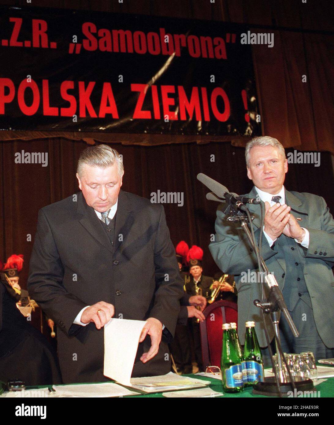Warszawa, 05.05.1999. III Krajowy Zjazd Zwi¹zku  Zawodowego Rolnictwa 'Samoobrona' w Warszawie. N/z: przewodnicz¹cy Andrzej Lepper (L) oraz  cz³onek prezydium Czes³aw Kosik (P). (kru) PAP/Adam Urbanek      Warsaw, 05.05.1999. III National Congress of Polish Trade Union of Agriculture Self-Defense (Samoobrona) in Warsaw. Pictured: the leader of Samoobrona Andrzej Lepper (L) and member of union Czeslaw Kosik (R). (kru) PAP/Adam Urbanek Stock Photo