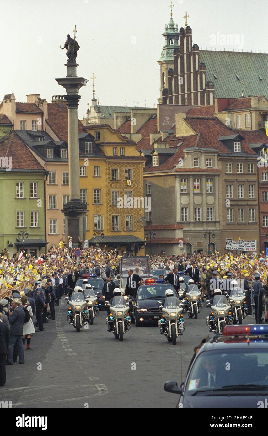 Warszawa 11.06.1999. VII pielgrzymka papie¿a Jana Paw³a II do Polski. Nz. Ojciec Œwiêty w papamobile na Krakowskim Przedmieœciu. W g³êbi kolumna Zygmunta III Wazy i Stare Miasto. mw  PAP/Grzegorz Jakubowski         Warsaw, 11 June 1999. Pope John Paul II's seventh pilgrimage to Poland. Pictured: the papal cavalcade on Krakowskie Przedmiescie Avenue, in back King Sigismund II Vasa Column and the Old Town Quarter.  mw  PAP/Grzegorz Jakubowski Stock Photo