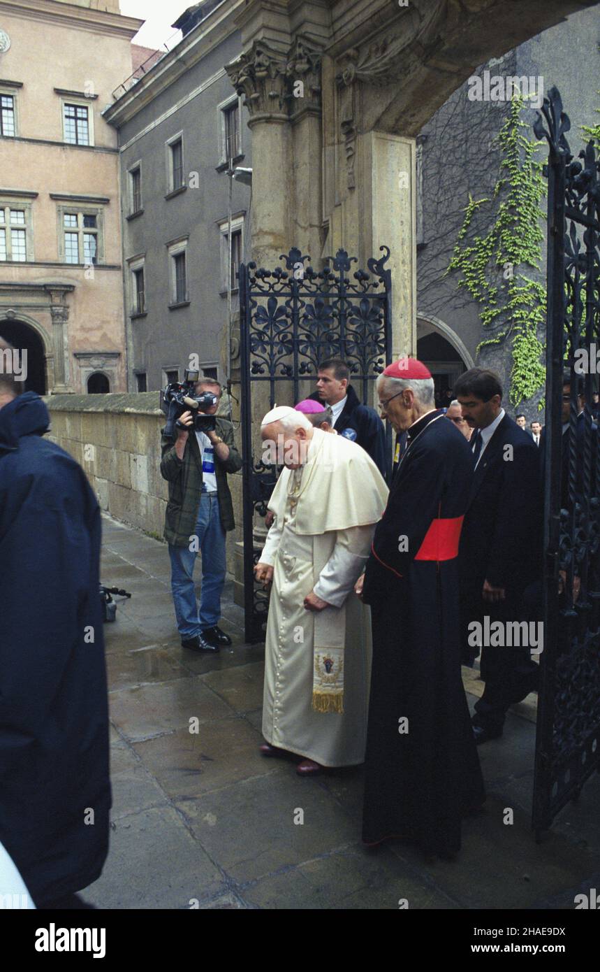 Kraków 17.06.1999. VII pielgrzymka papie¿a Jana Paw³a II do Polski. Ojciec Œwiêty (C) na Wawelu. W kaplicy œw. Stanis³awa papie¿ odprawi prywatn¹ mszê œwiêt¹, na któr¹ zaprosi³ oko³o tysi¹ca osób. Obok Jana Paw³a II metropolita krakowski kardyna³ Franciszek Macharski.  uu  PAP/Grzegorz Jakubowski       Cracow, Poland, 17 June 1999. Pope John Paul II along with Metropolitan of Cracow cardinal Franciszek Macharski (R) as they arrived to the Wawel Cathedral in Cracow. In the chapel of St. Stanislaus Pope will celebrate a private Mass. This is the 7th Pope's pilgrimage to Poland. PAP/GRZEGORZ JAKU Stock Photo