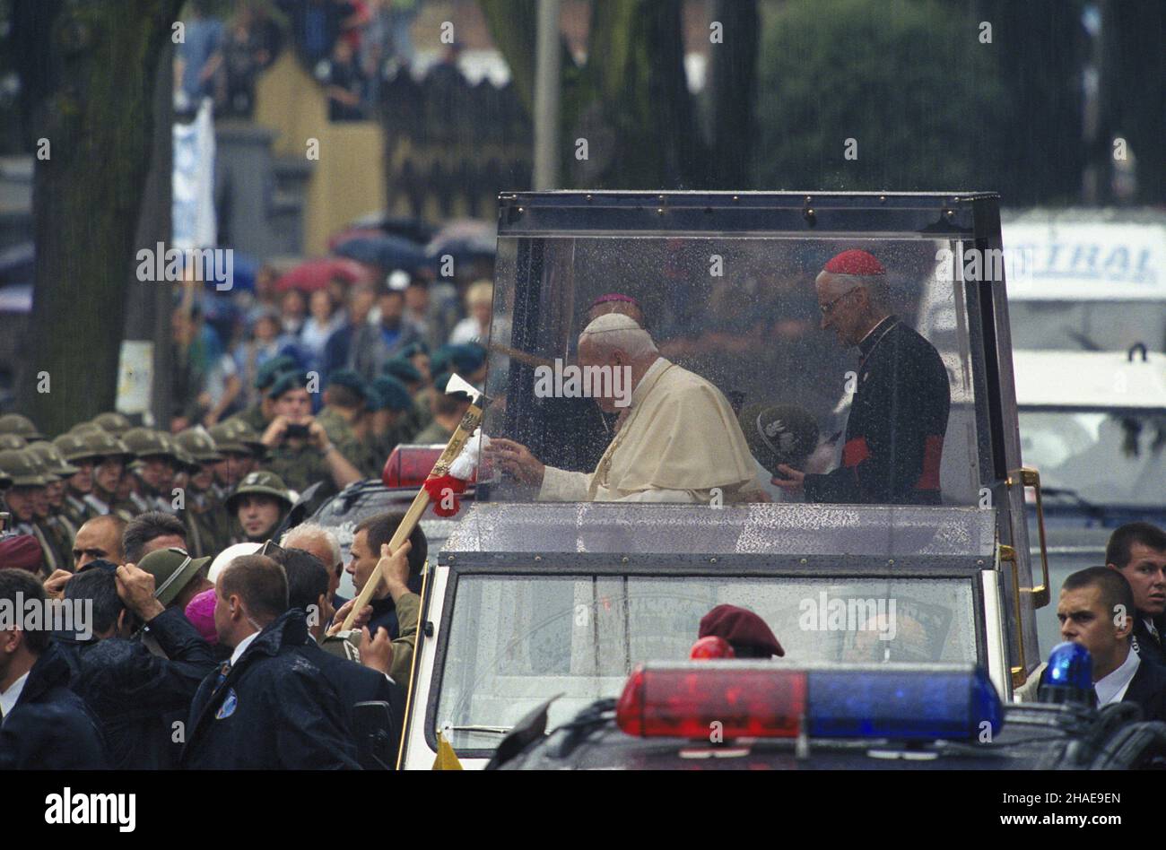 Kraków 17.06.1999. VII pielgrzymka papie¿a Jana Paw³a II do Polski. Przejazd Ojca Œwiêtego (C) papamobile ulicami miasta. Z prawej metropolita krakowski kardyna³ Franciszek Macharski. uu  PAP/Grzegorz Jakubowski       Cracow 17 June 1999. Pope John Paul II's seventh pilgrimage to Poland. Pope's (C) motorcade driving through Cracow. On the right Cracow Archbishop, Cardinal Franciszek Macharski.  uu  PAP/Grzegorz Jakubowski Stock Photo