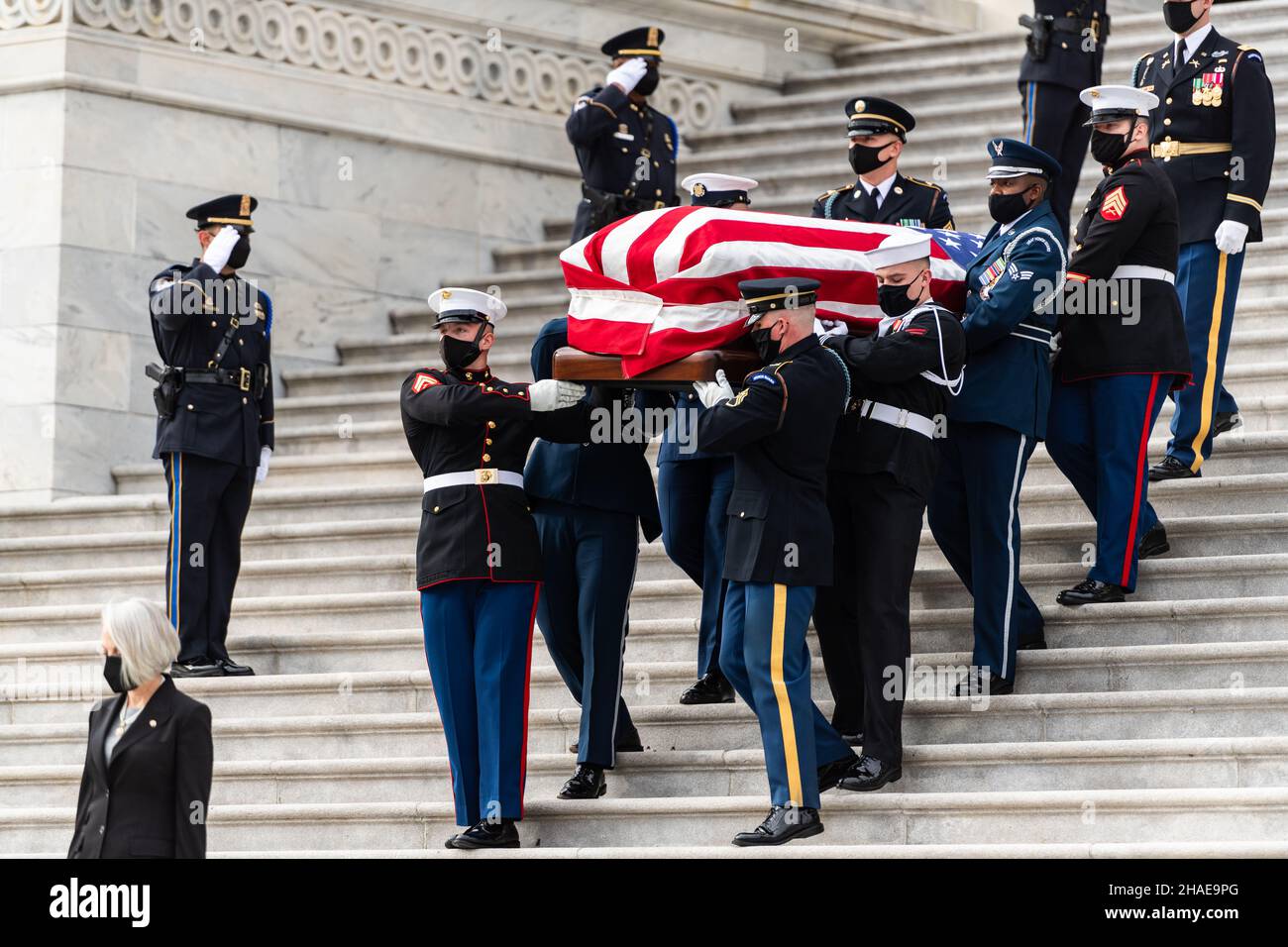 Washington, United States Of America. 10th Dec, 2021. Washington, United States of America. 10 December, 2021. An Armed Forces honor guard carry the flag-draped casket of World War II veteran and former Senator Robert Dole down the steps of the U.S. Capitol, December 10, 2021 in Washington, DC Senator Dole died at age 98 following a lifetime of service to the nation. Credit: Sgt. Zachery Perkins/U.S. Army/Alamy Live News Stock Photo